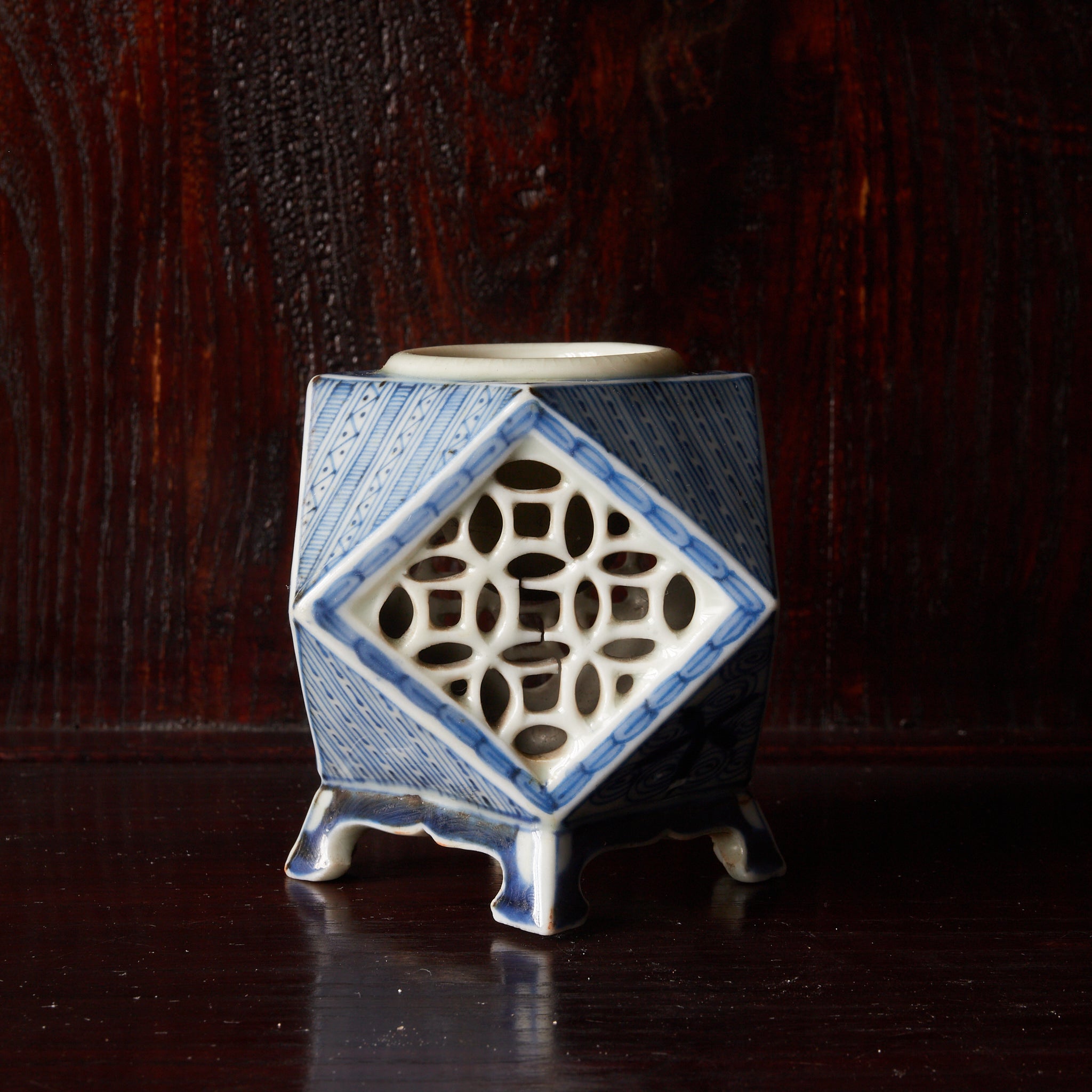 TALLADO CALADO SOPORTE PARA COPA CUADRADO, Azul bajo cubierta, Período Edo(1603–1867 d. C.)