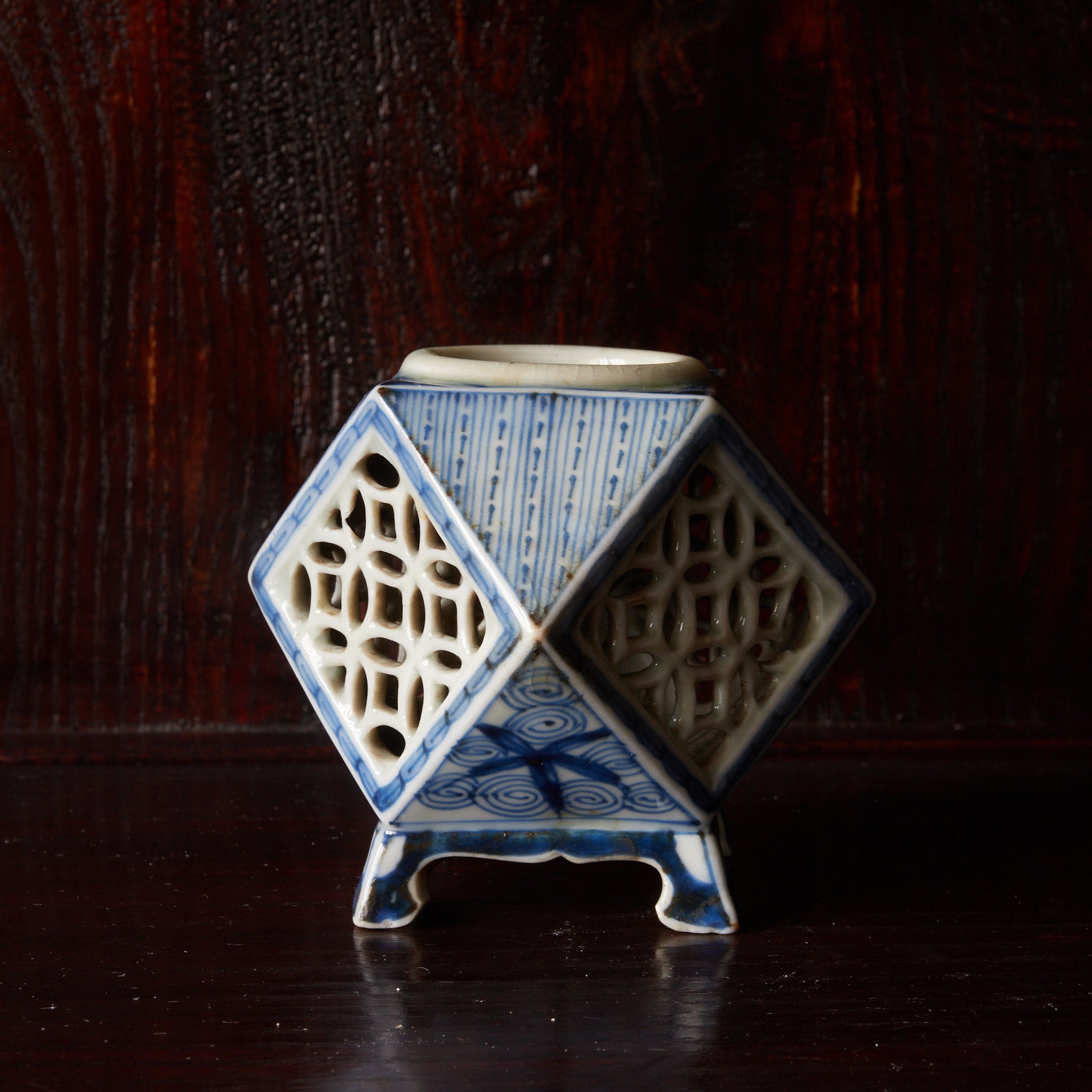 TALLADO CALADO SOPORTE PARA COPA CUADRADO, Azul bajo cubierta, Período Edo(1603–1867 d. C.)