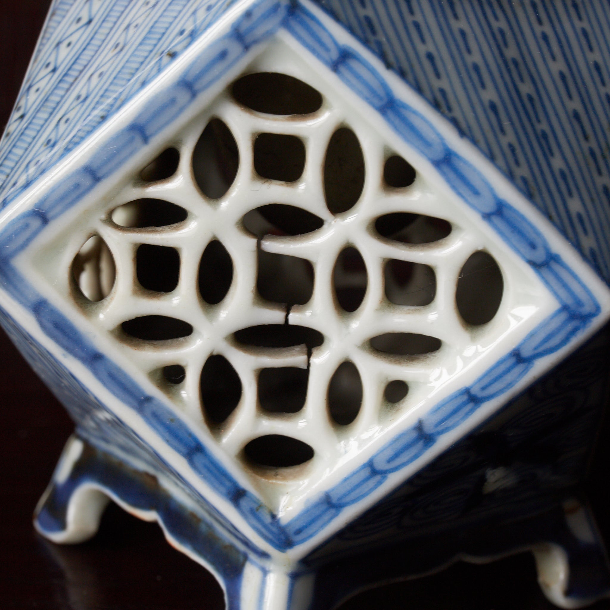 TALLADO CALADO SOPORTE PARA COPA CUADRADO, Azul bajo cubierta, Período Edo(1603–1867 d. C.)