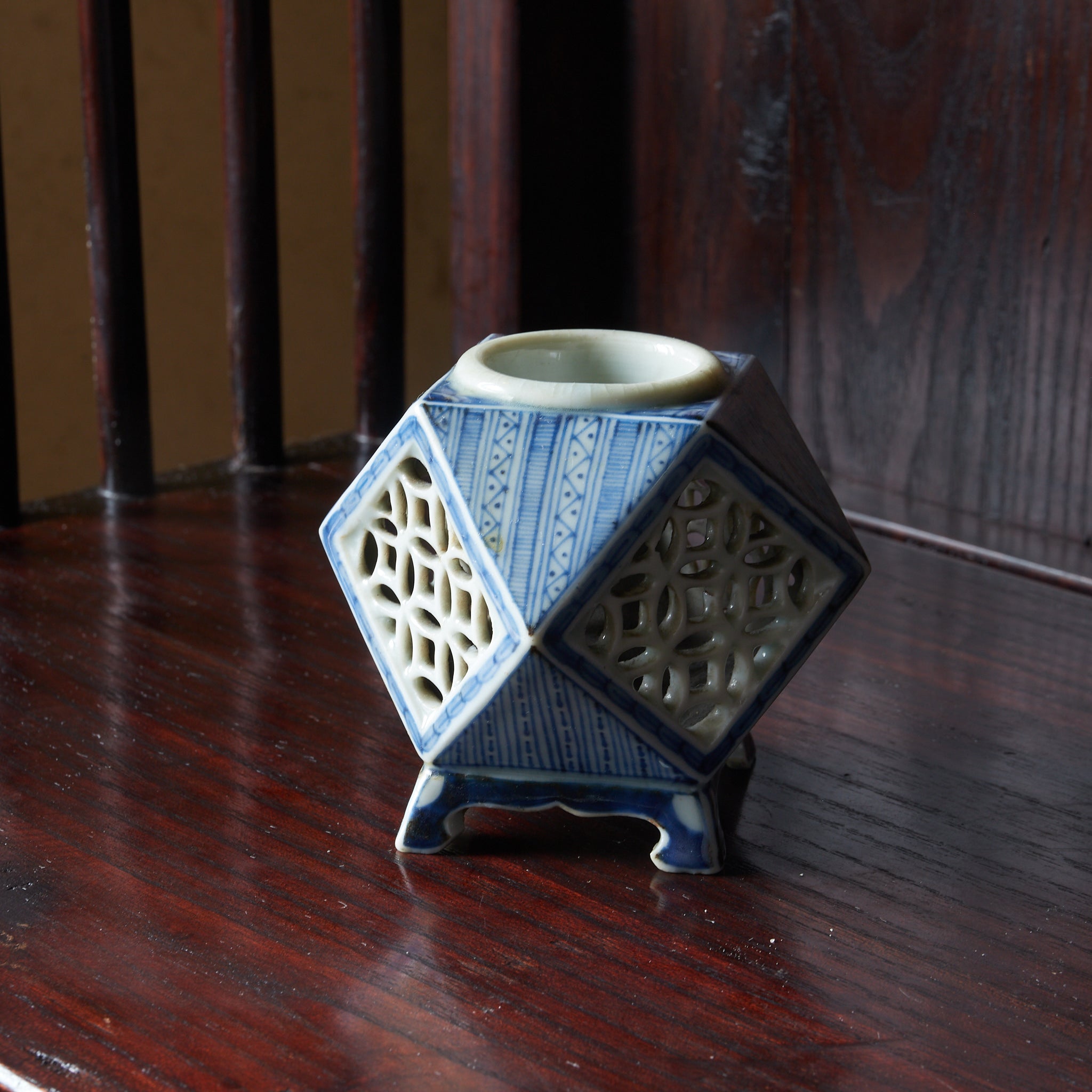 TALLADO CALADO SOPORTE PARA COPA CUADRADO, Azul bajo cubierta, Período Edo(1603–1867 d. C.)