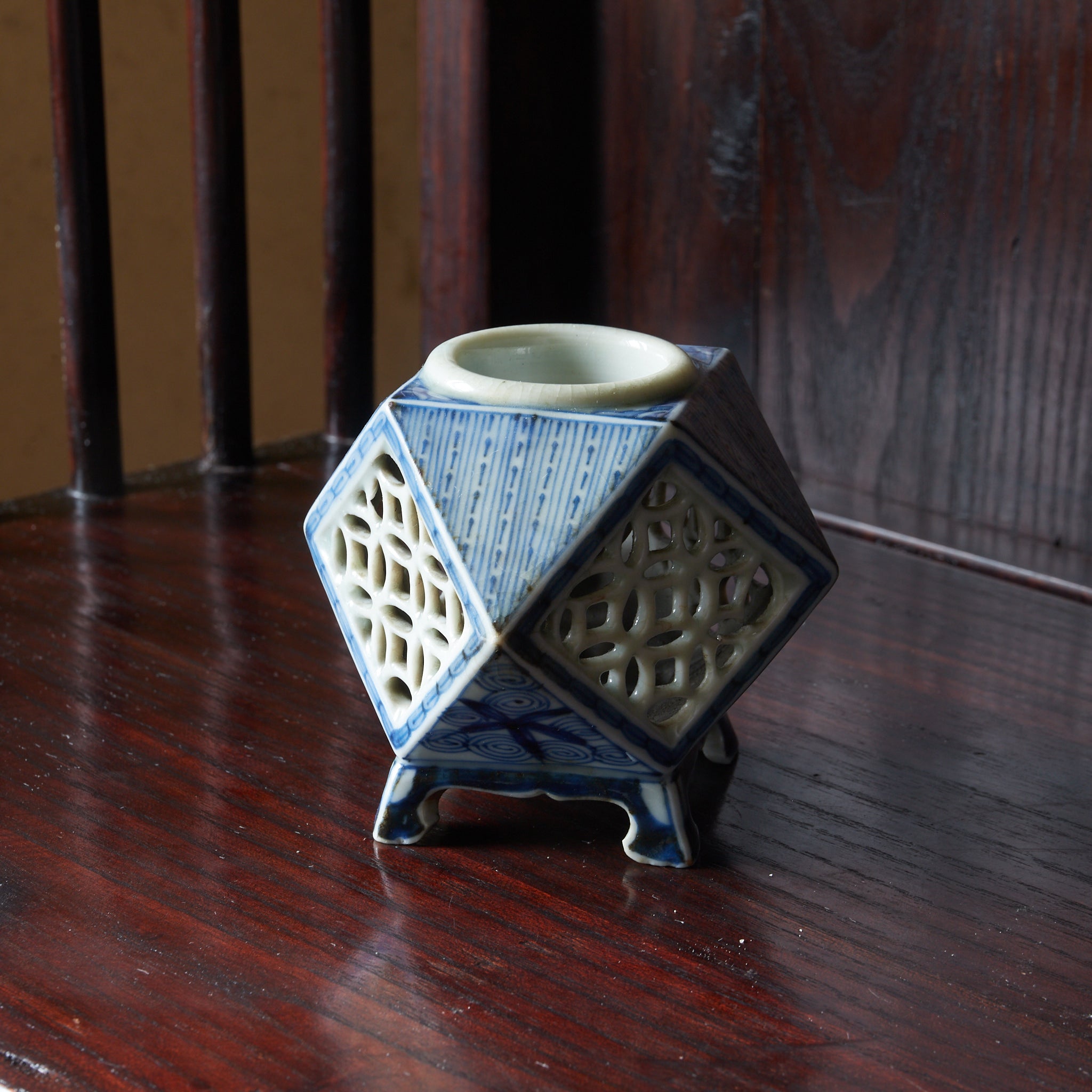 TALLADO CALADO SOPORTE PARA COPA CUADRADO, Azul bajo cubierta, Período Edo(1603–1867 d. C.)
