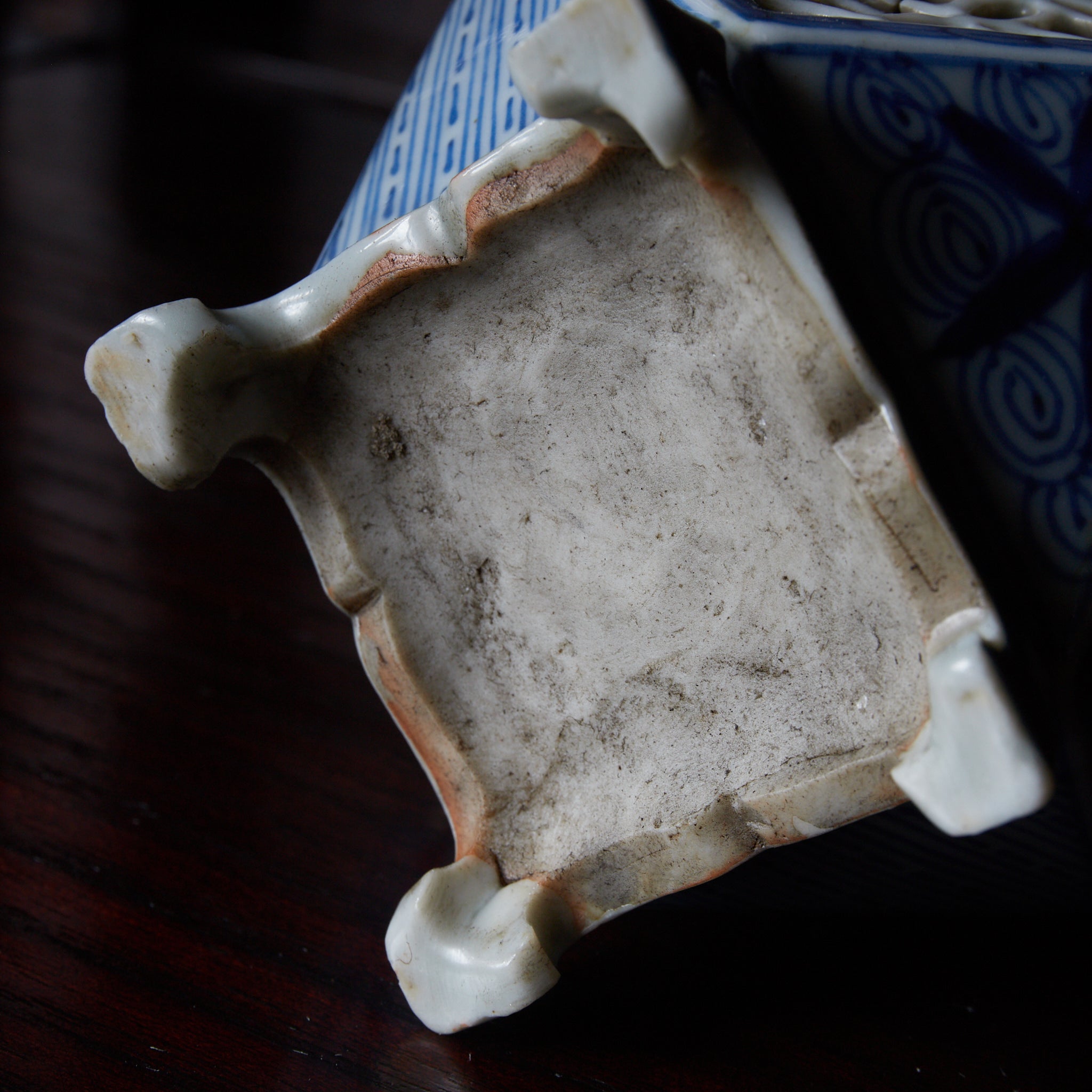 TALLADO CALADO SOPORTE PARA COPA CUADRADO, Azul bajo cubierta, Período Edo(1603–1867 d. C.)