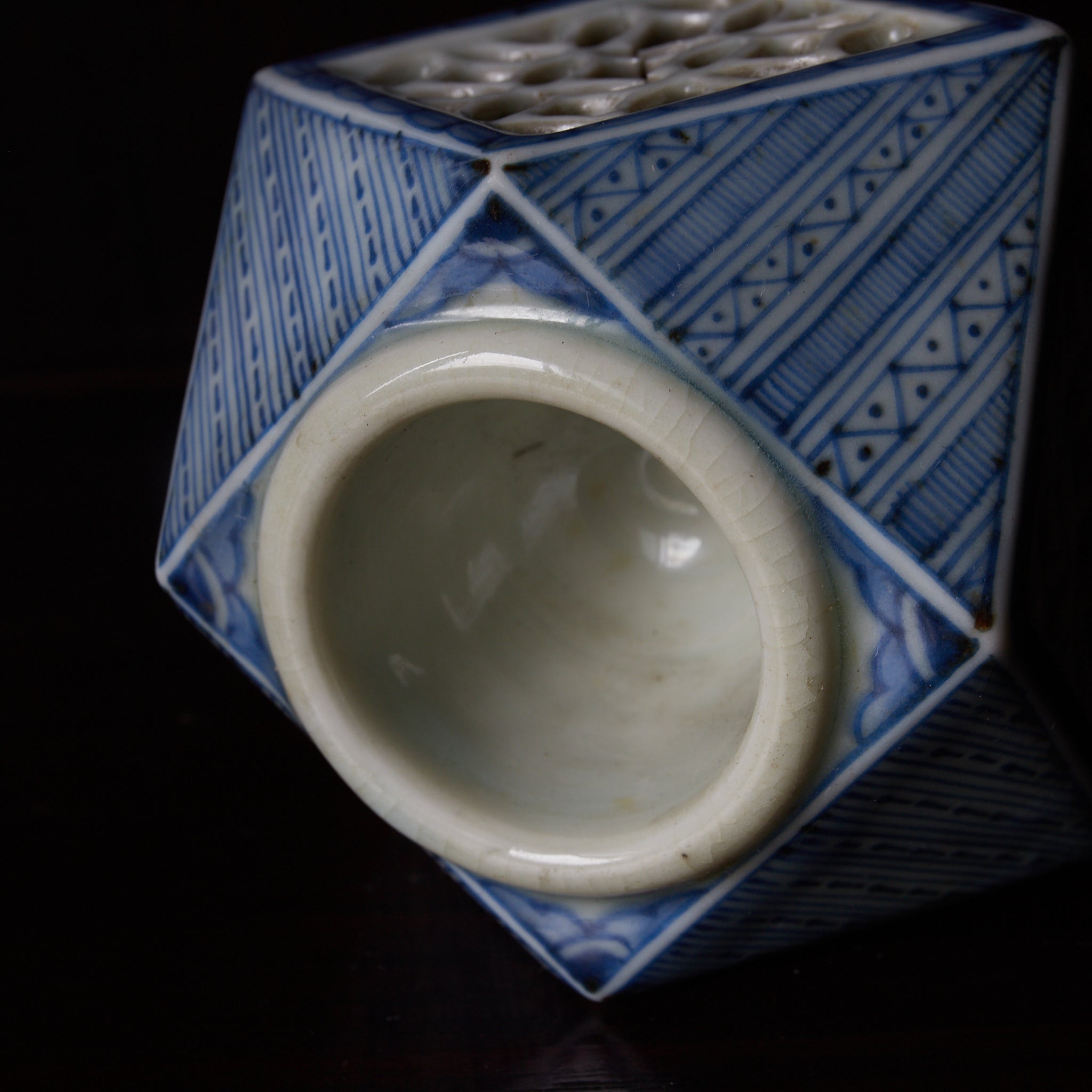 TALLADO CALADO SOPORTE PARA COPA CUADRADO, Azul bajo cubierta, Período Edo(1603–1867 d. C.)