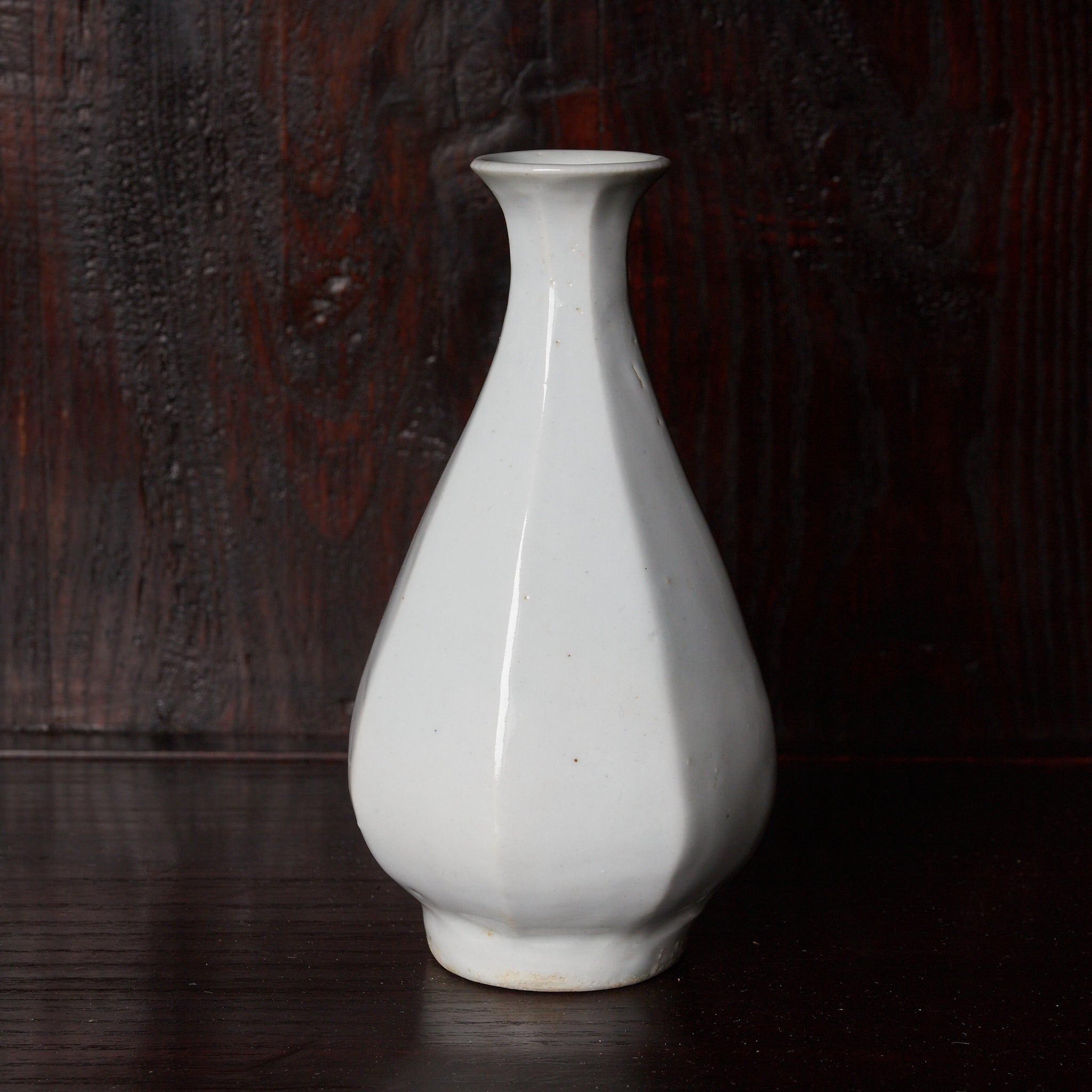 BOUTEILLE BISEAUTÉE / TOKKURI, Porcelaine blanche, Dynastie Joseon(1392–1897 apr. J.-C.)