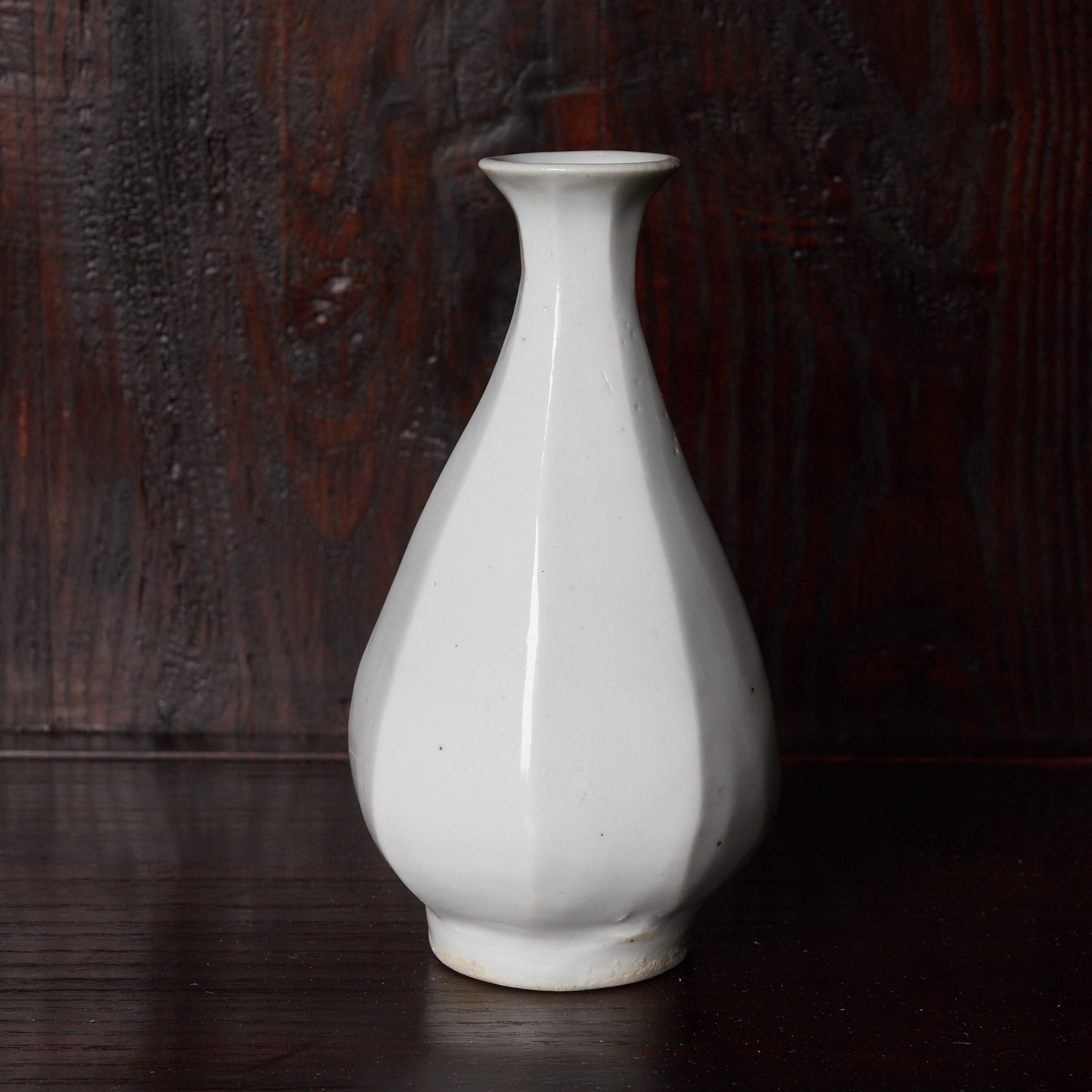 ABGESCHRÄGTE FLASCHE / TOKKURI, Weißporzellan, Joseon-Dynastie(1392–1897 n. Chr.)