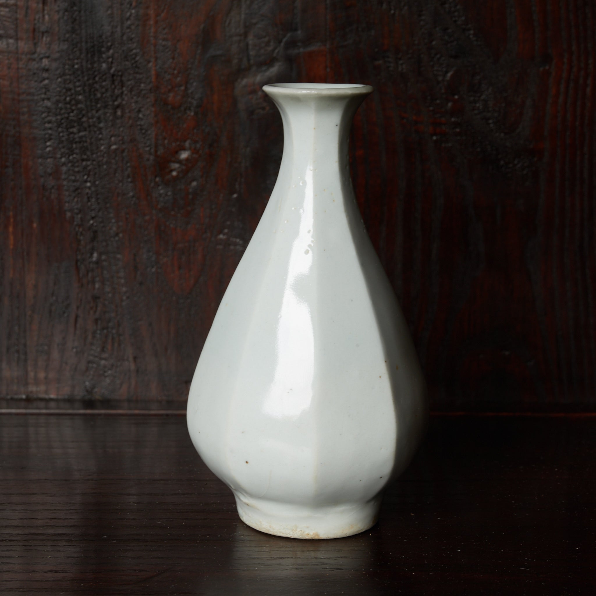 ABGESCHRÄGTE FLASCHE / TOKKURI, Weißporzellan, Joseon-Dynastie(1392–1897 n. Chr.)
