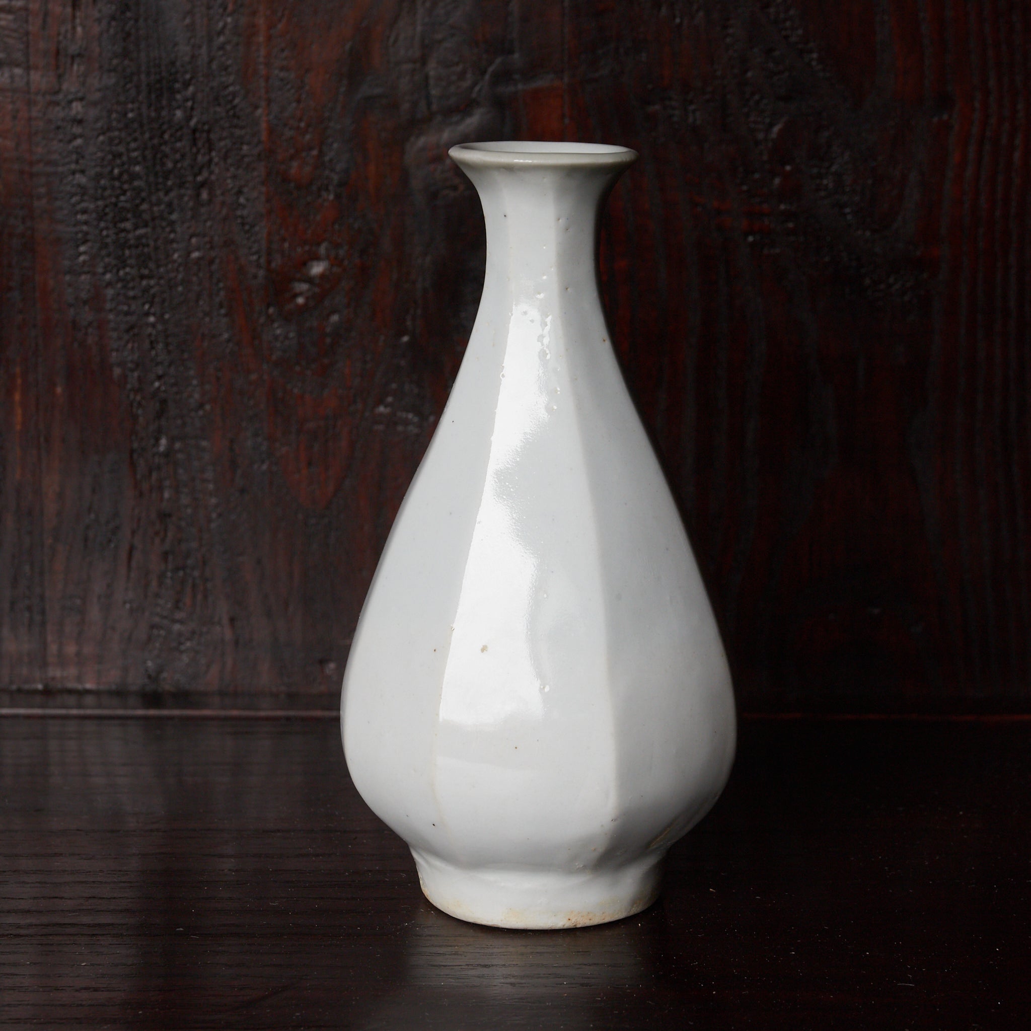 ABGESCHRÄGTE FLASCHE / TOKKURI, Weißporzellan, Joseon-Dynastie(1392–1897 n. Chr.)