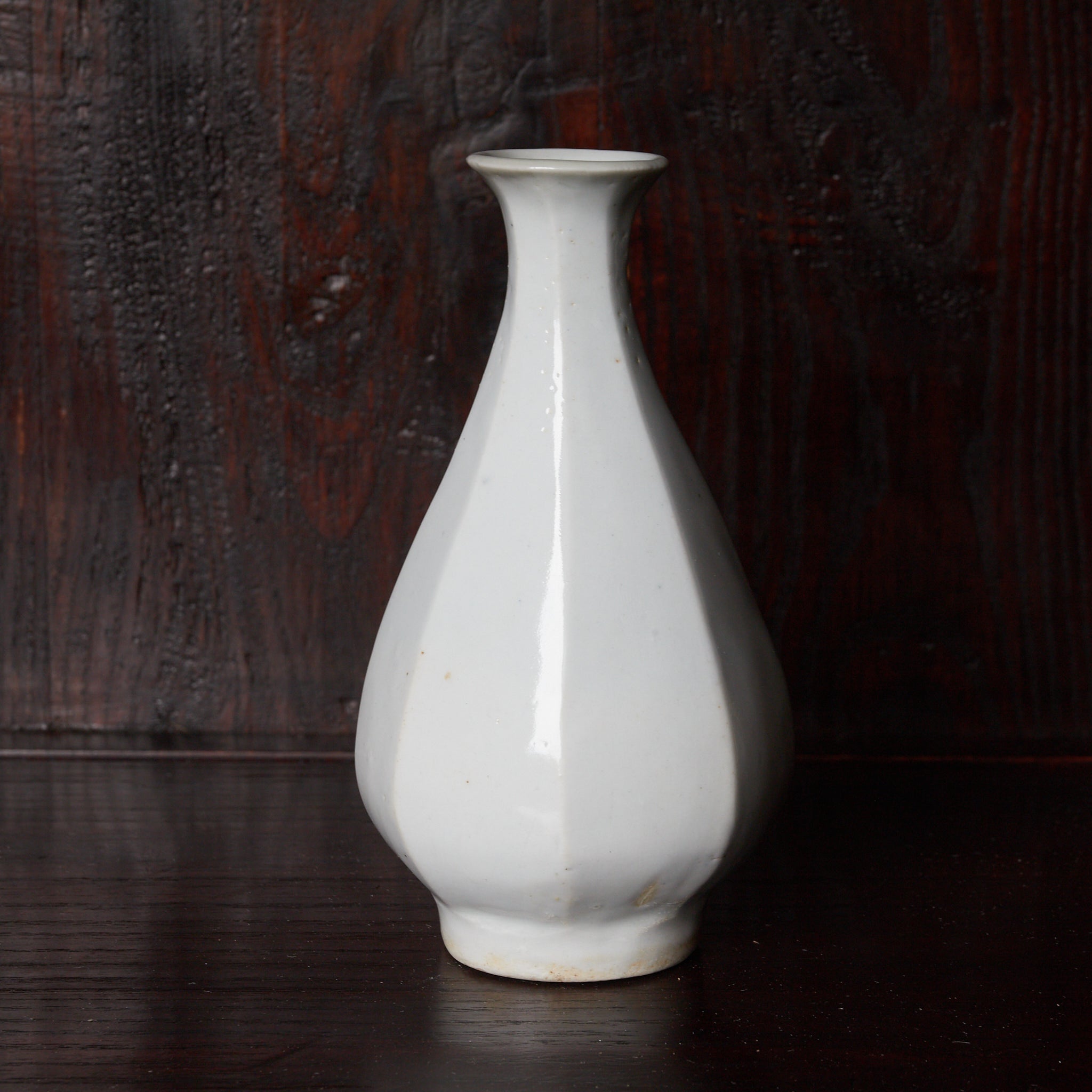 ABGESCHRÄGTE FLASCHE / TOKKURI, Weißporzellan, Joseon-Dynastie(1392–1897 n. Chr.)