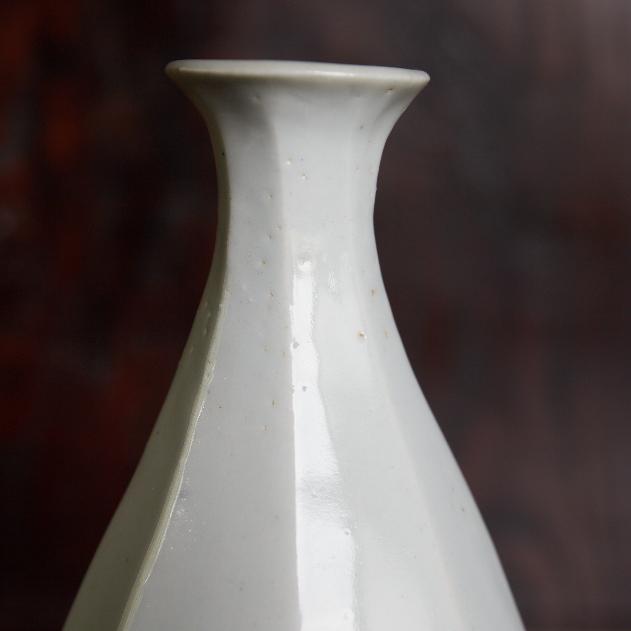 ABGESCHRÄGTE FLASCHE / TOKKURI, Weißporzellan, Joseon-Dynastie(1392–1897 n. Chr.)
