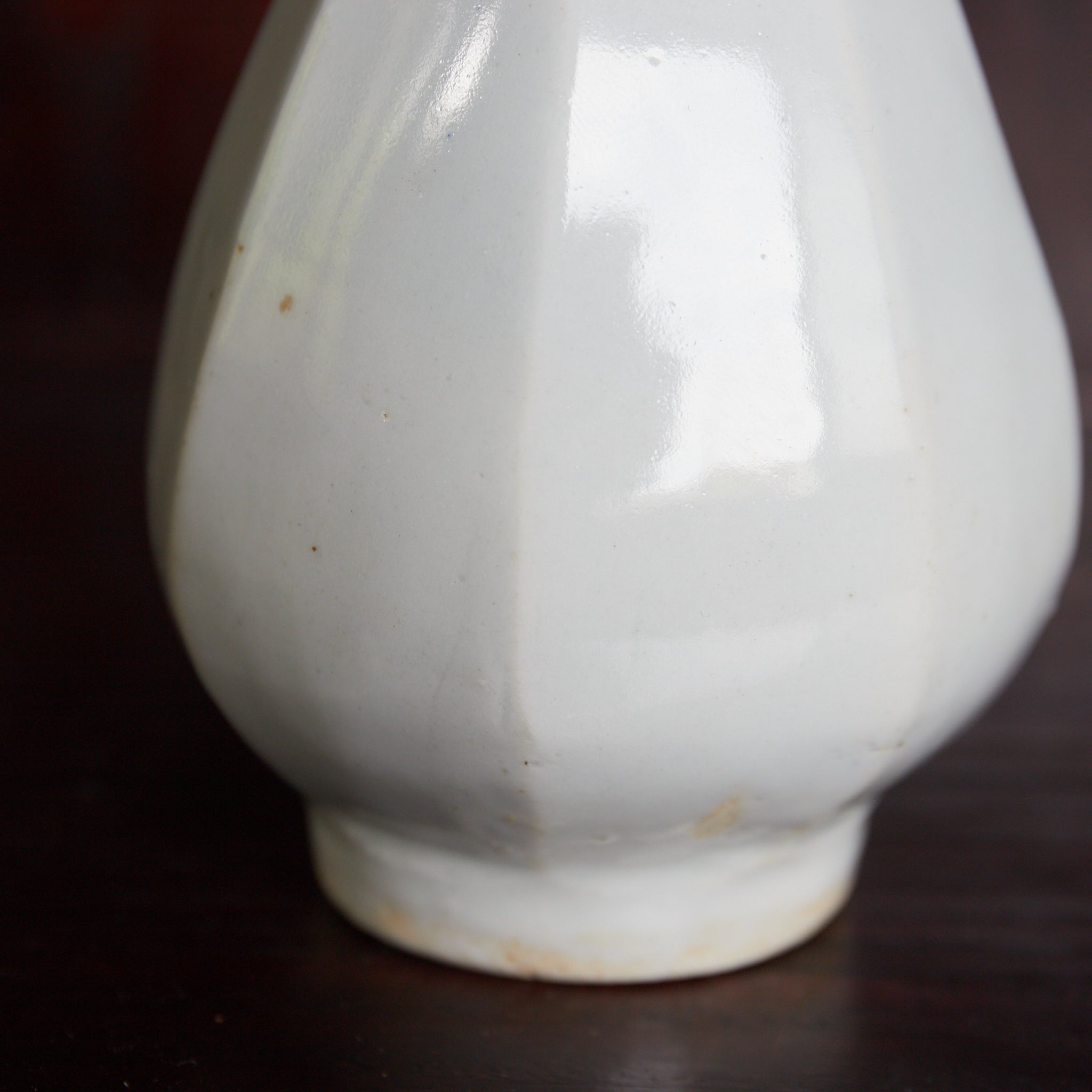 ABGESCHRÄGTE FLASCHE / TOKKURI, Weißporzellan, Joseon-Dynastie(1392–1897 n. Chr.)