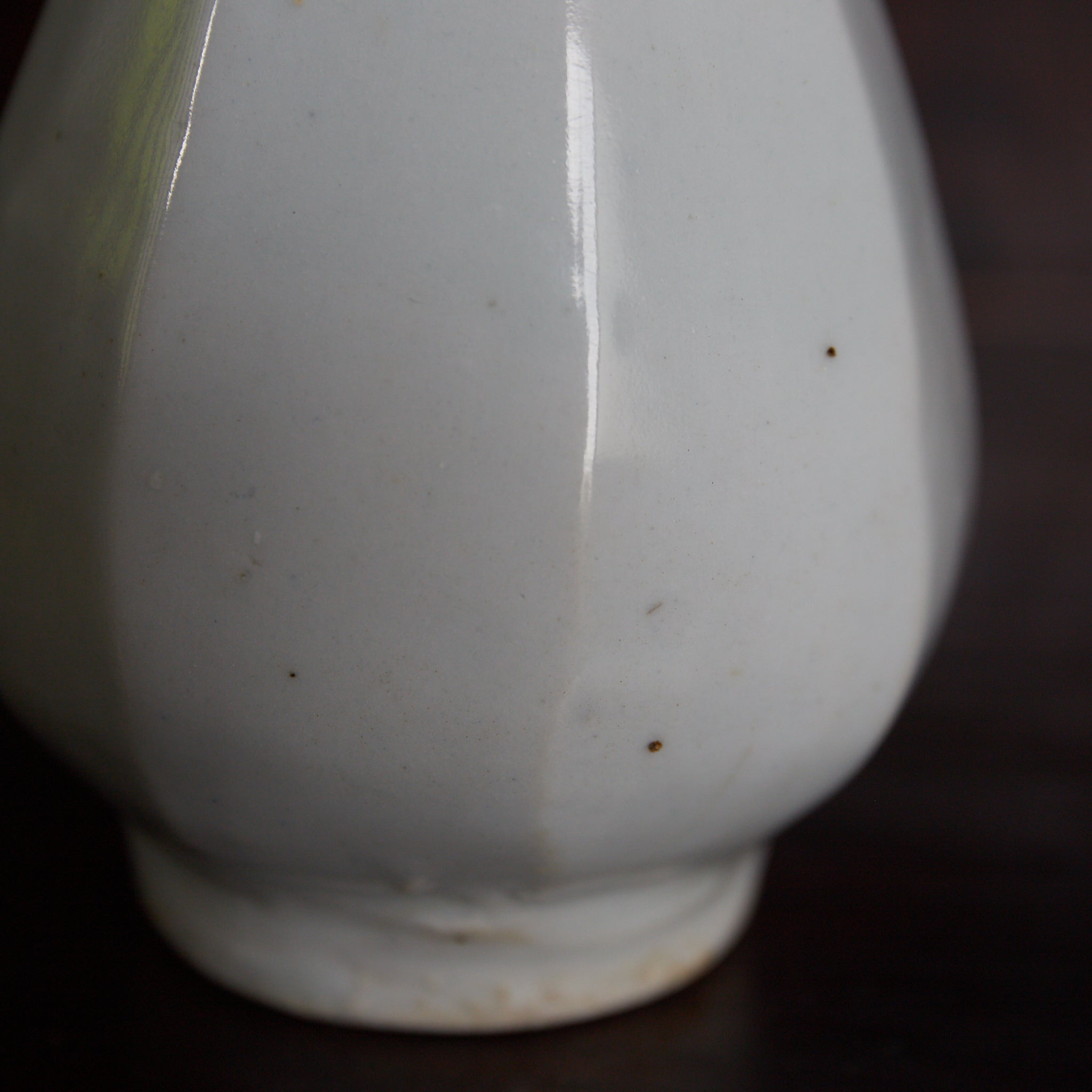 ABGESCHRÄGTE FLASCHE / TOKKURI, Weißporzellan, Joseon-Dynastie(1392–1897 n. Chr.)