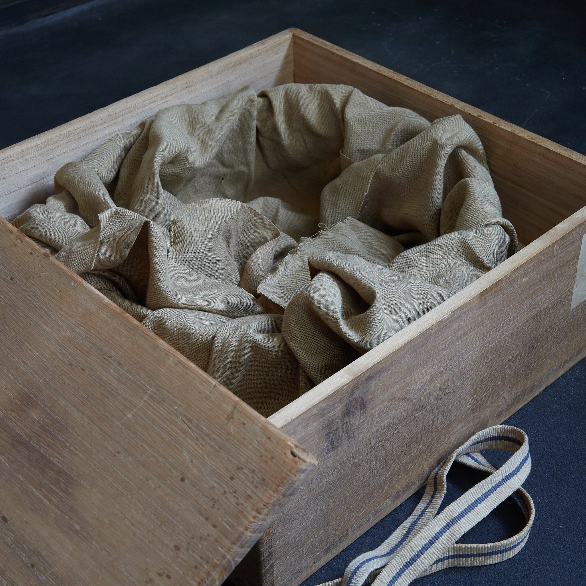 PAPEL TEJIDO BANDEJA LACADA, Con caja de madera, Dinastía Joseon(1392–1897 d. C.)