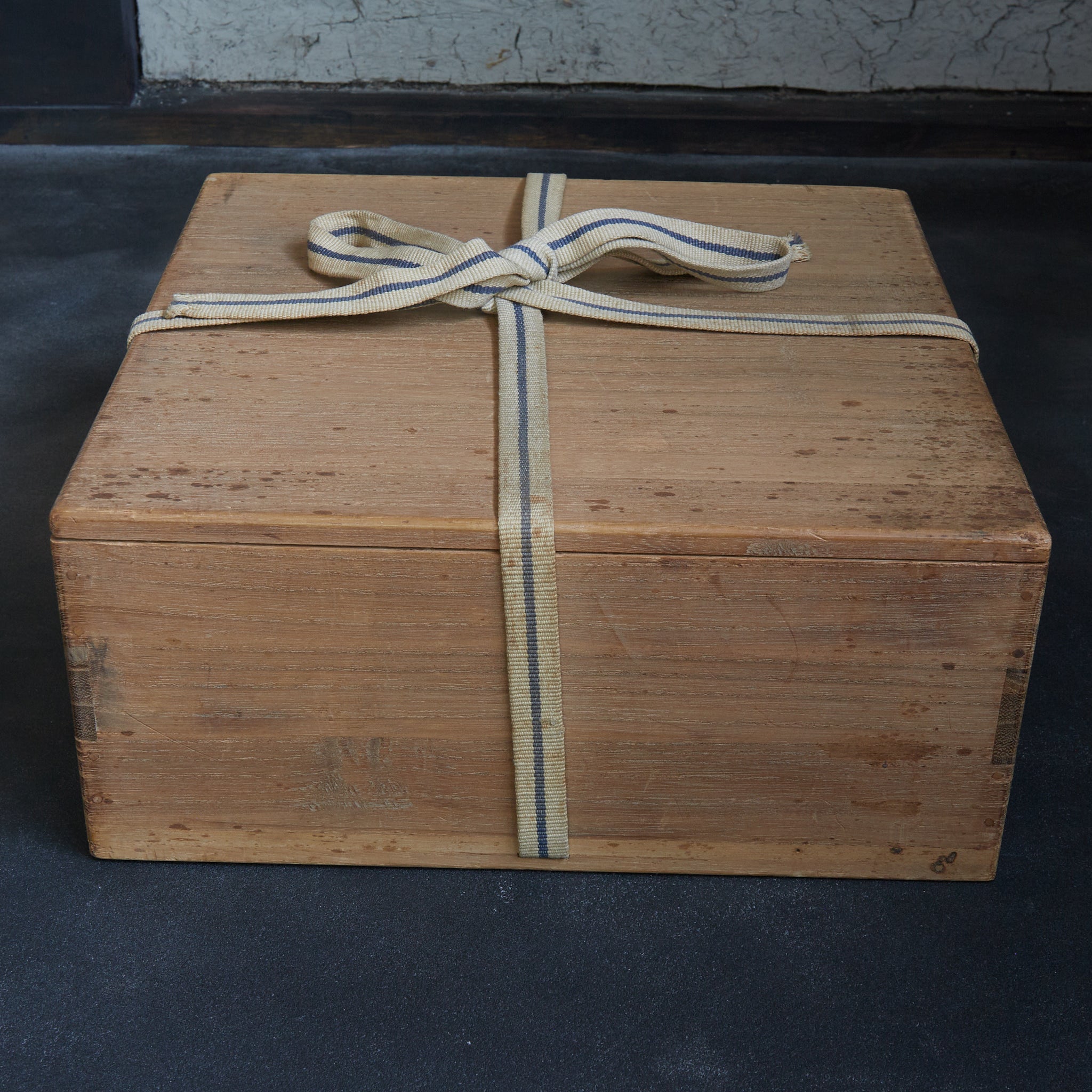 PAPEL TEJIDO BANDEJA LACADA, Con caja de madera, Dinastía Joseon(1392–1897 d. C.)