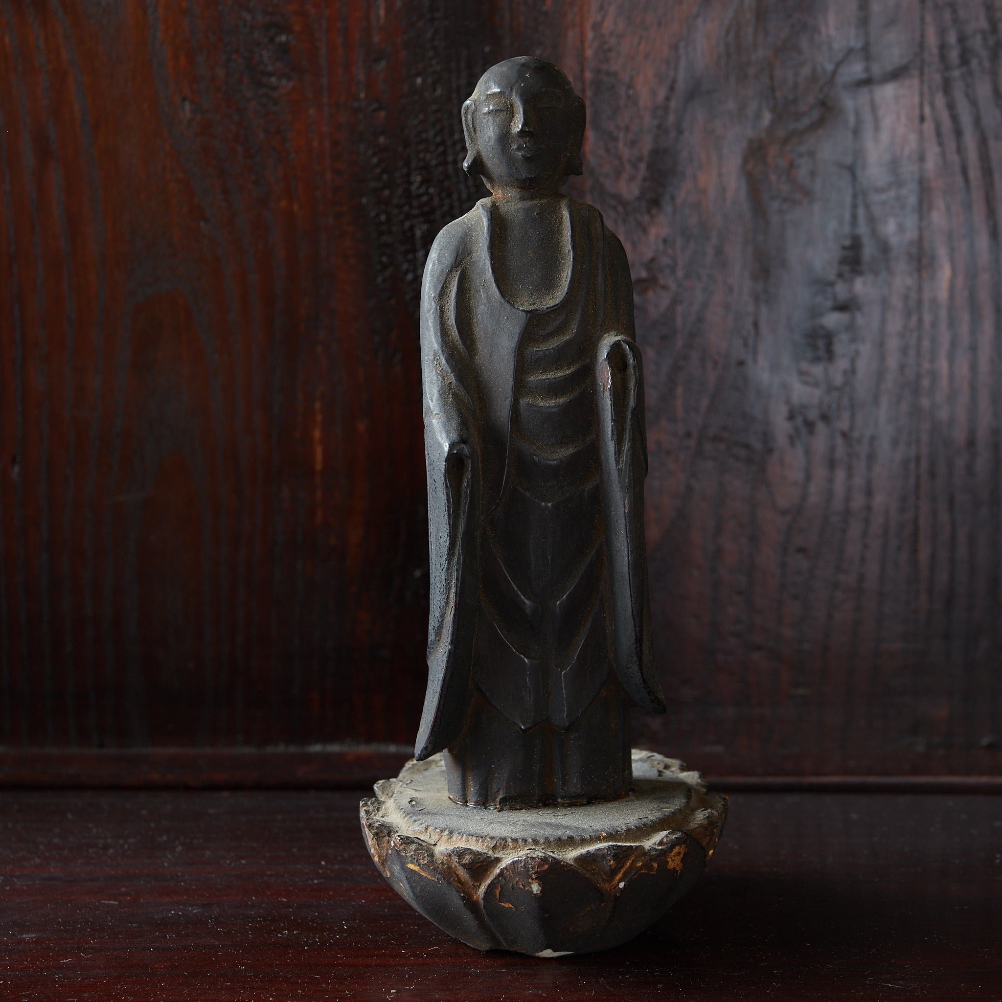 ESTATUA BUDISTA KIRISHITAN CON CRUZ GRABADA, con caja de madera, Período Azuchi-Momoyama–Edo(1573–1867 d. C.)