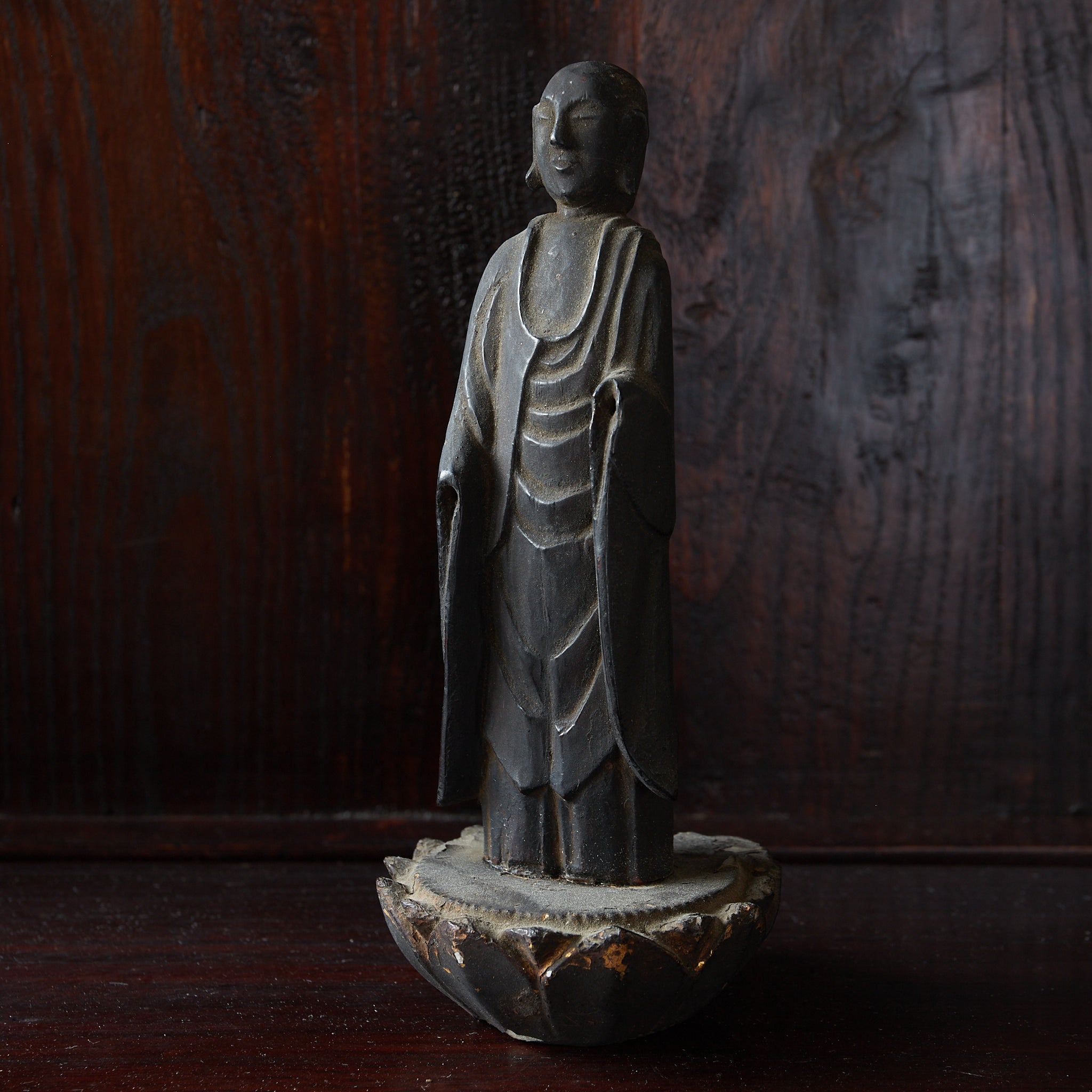 ESTATUA BUDISTA KIRISHITAN CON CRUZ GRABADA, con caja de madera, Período Azuchi-Momoyama–Edo(1573–1867 d. C.)
