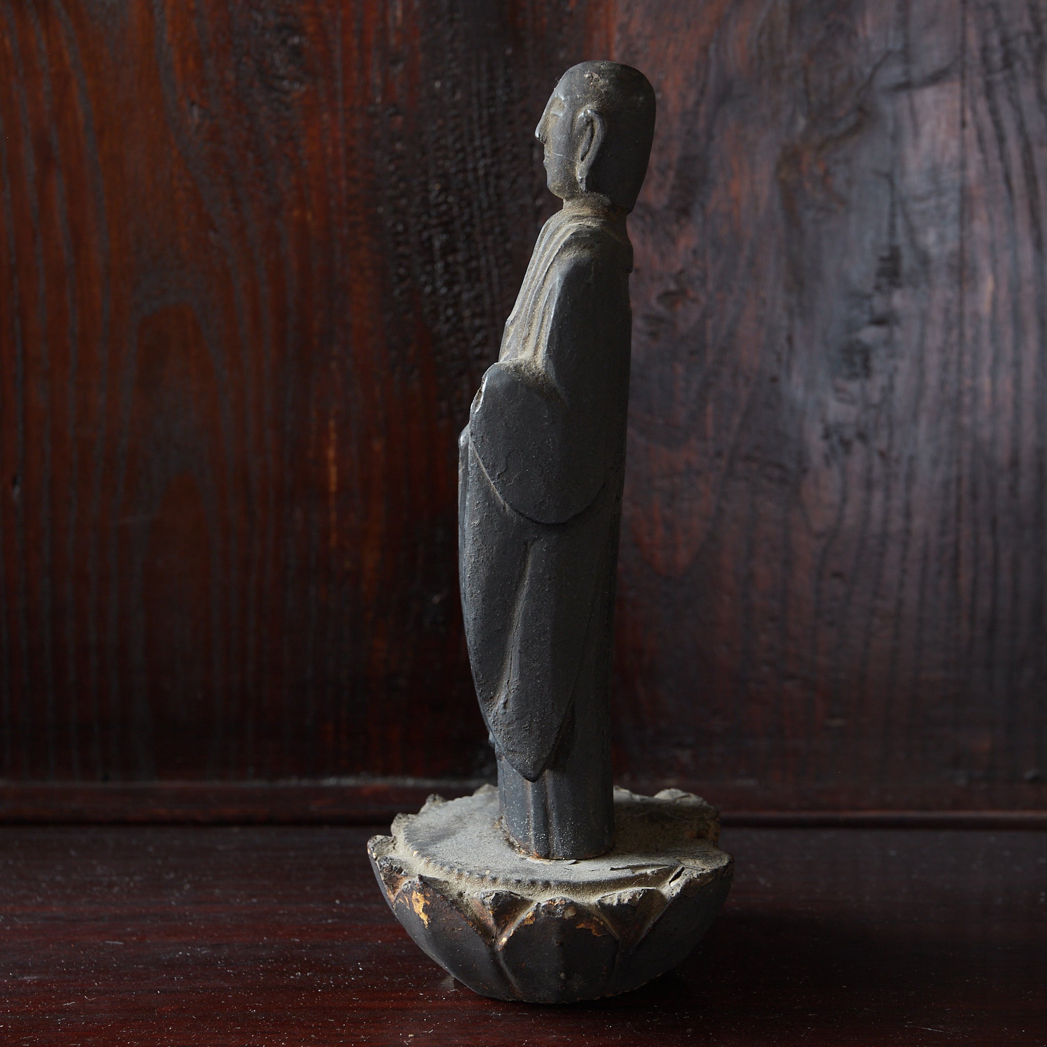 ESTATUA BUDISTA KIRISHITAN CON CRUZ GRABADA, con caja de madera, Período Azuchi-Momoyama–Edo(1573–1867 d. C.)