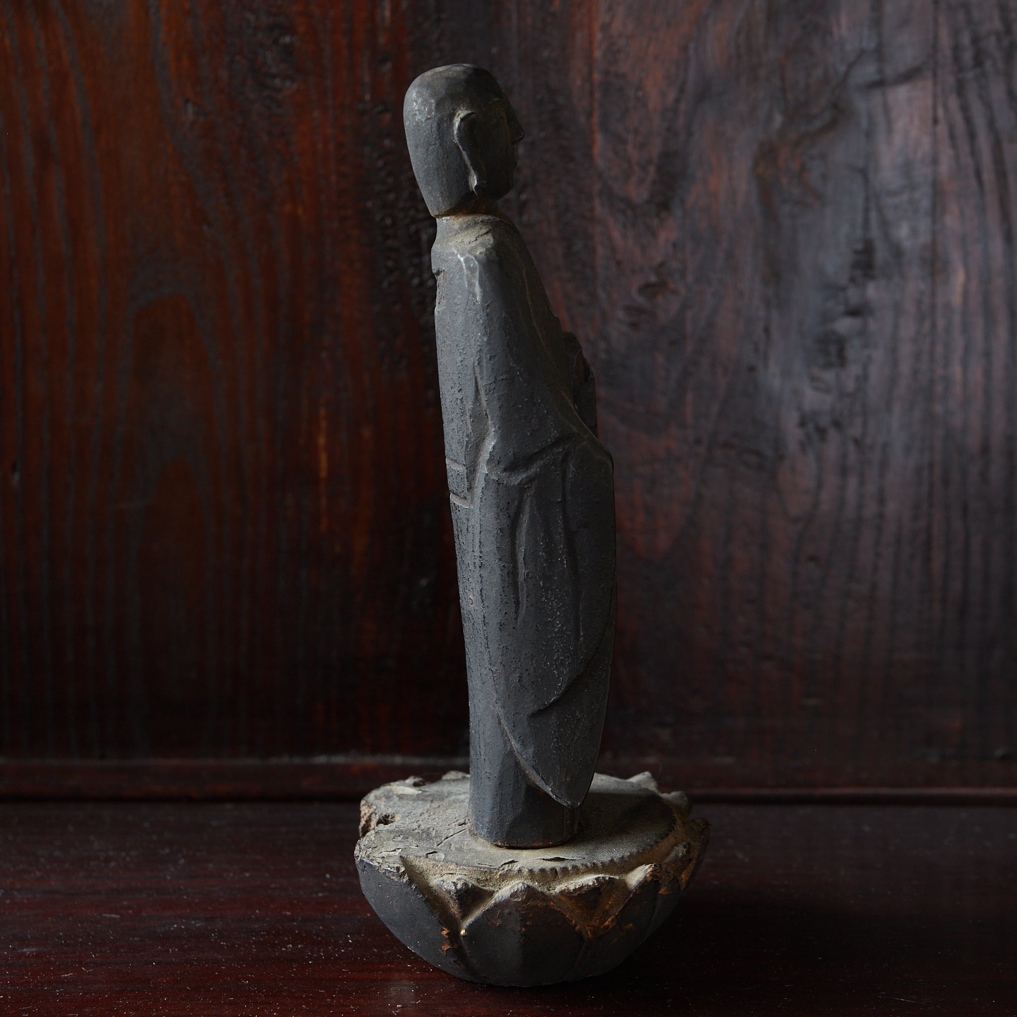 ESTATUA BUDISTA KIRISHITAN CON CRUZ GRABADA, con caja de madera, Período Azuchi-Momoyama–Edo(1573–1867 d. C.)