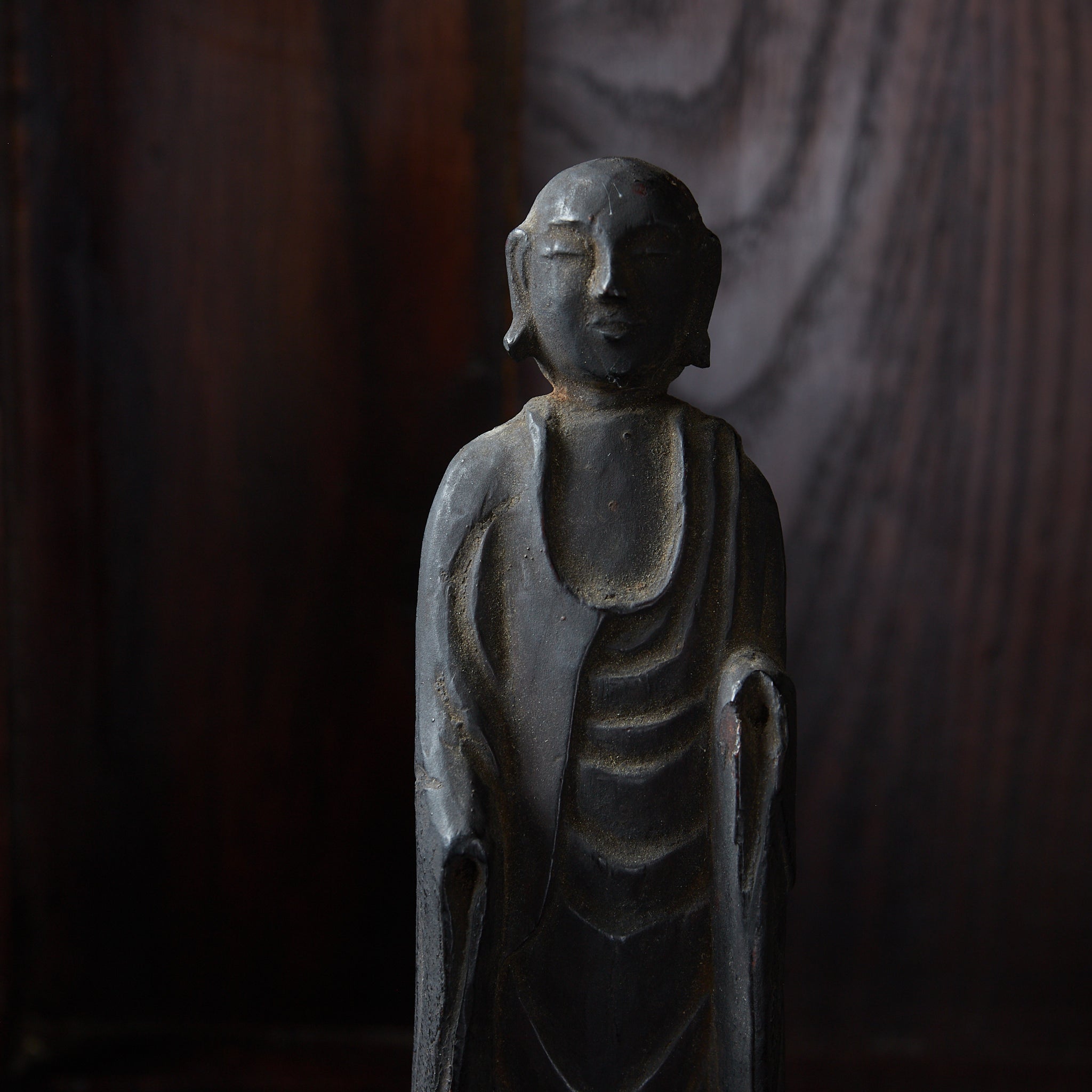 ESTATUA BUDISTA KIRISHITAN CON CRUZ GRABADA, con caja de madera, Período Azuchi-Momoyama–Edo(1573–1867 d. C.)