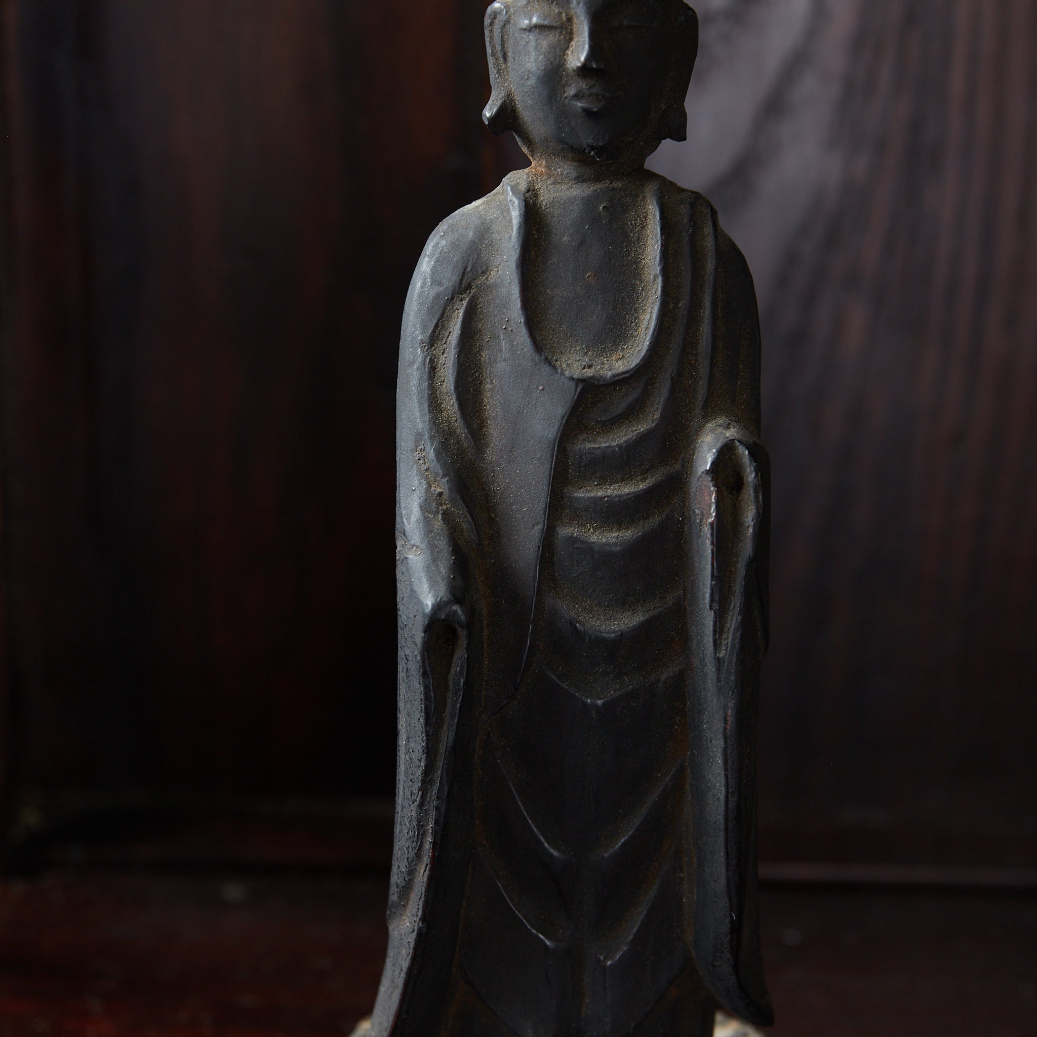ESTATUA BUDISTA KIRISHITAN CON CRUZ GRABADA, con caja de madera, Período Azuchi-Momoyama–Edo(1573–1867 d. C.)