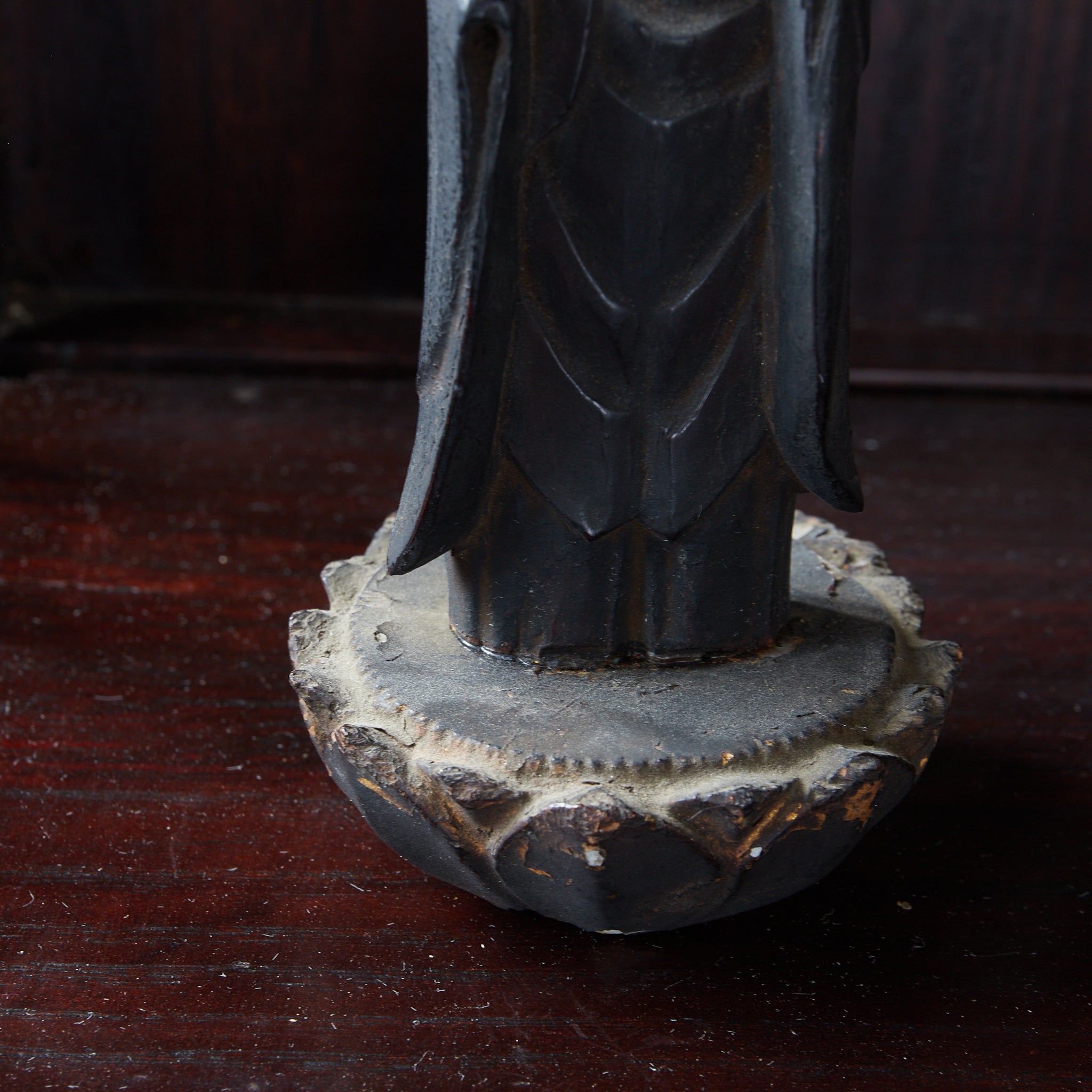 ESTATUA BUDISTA KIRISHITAN CON CRUZ GRABADA, con caja de madera, Período Azuchi-Momoyama–Edo(1573–1867 d. C.)
