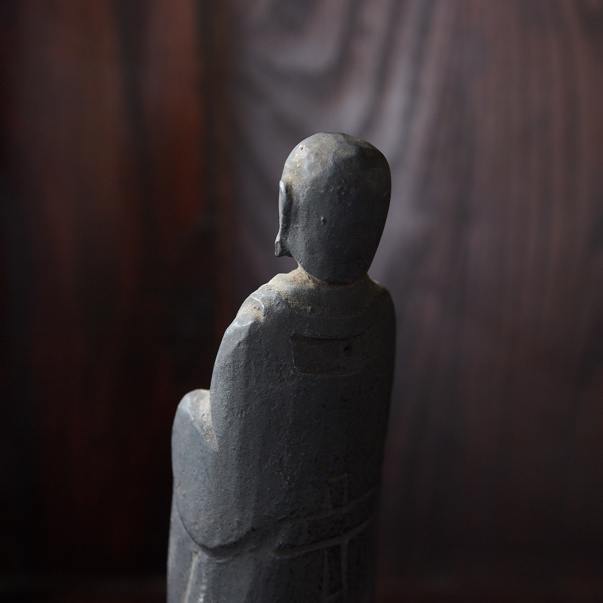 ESTATUA BUDISTA KIRISHITAN CON CRUZ GRABADA, con caja de madera, Período Azuchi-Momoyama–Edo(1573–1867 d. C.)