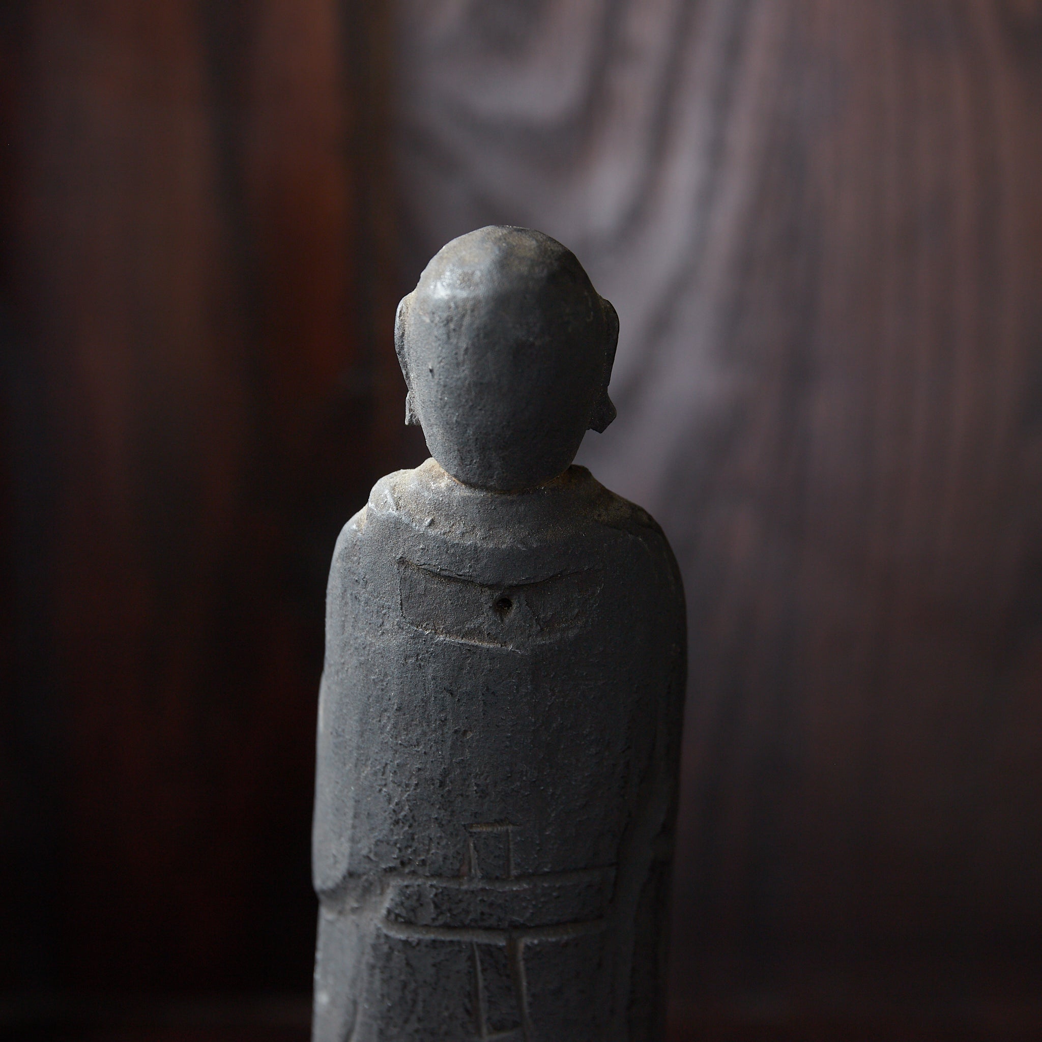 ESTATUA BUDISTA KIRISHITAN CON CRUZ GRABADA, con caja de madera, Período Azuchi-Momoyama–Edo(1573–1867 d. C.)