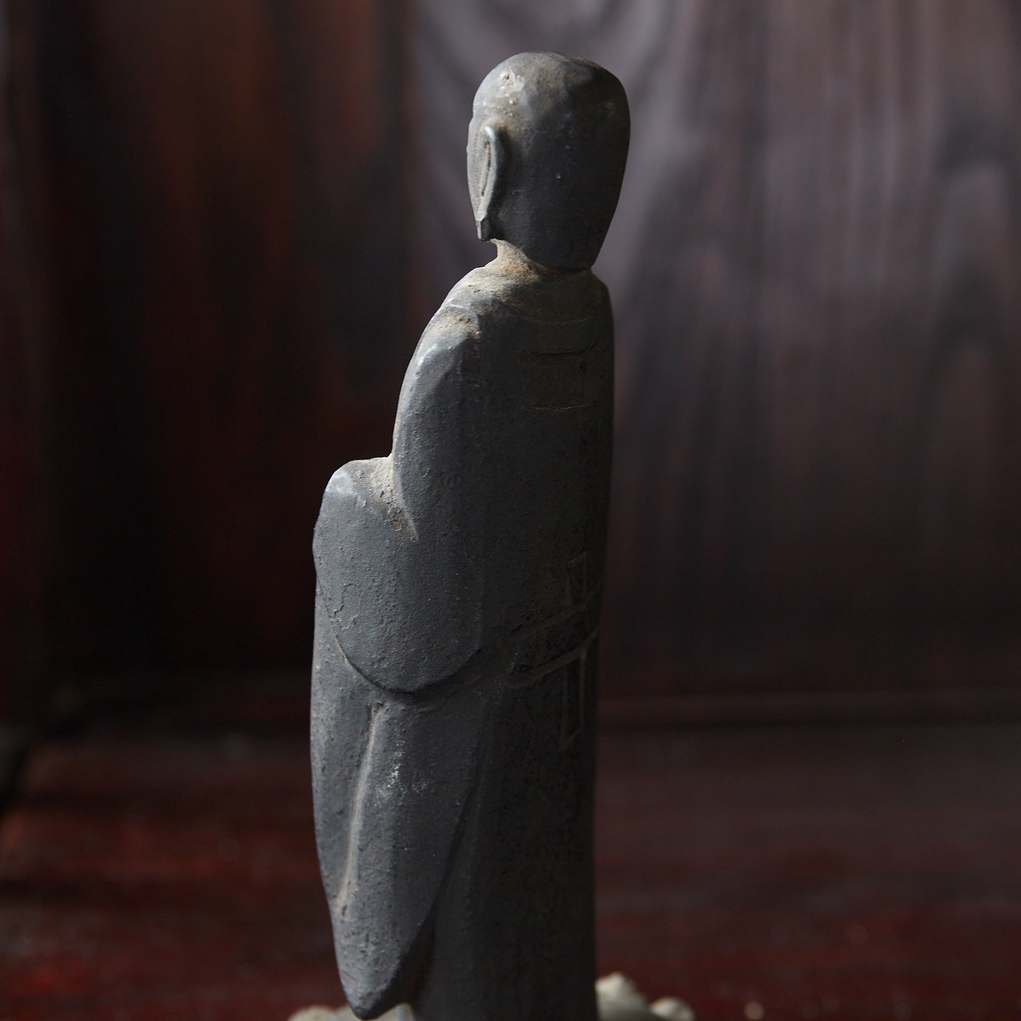 ESTATUA BUDISTA KIRISHITAN CON CRUZ GRABADA, con caja de madera, Período Azuchi-Momoyama–Edo(1573–1867 d. C.)