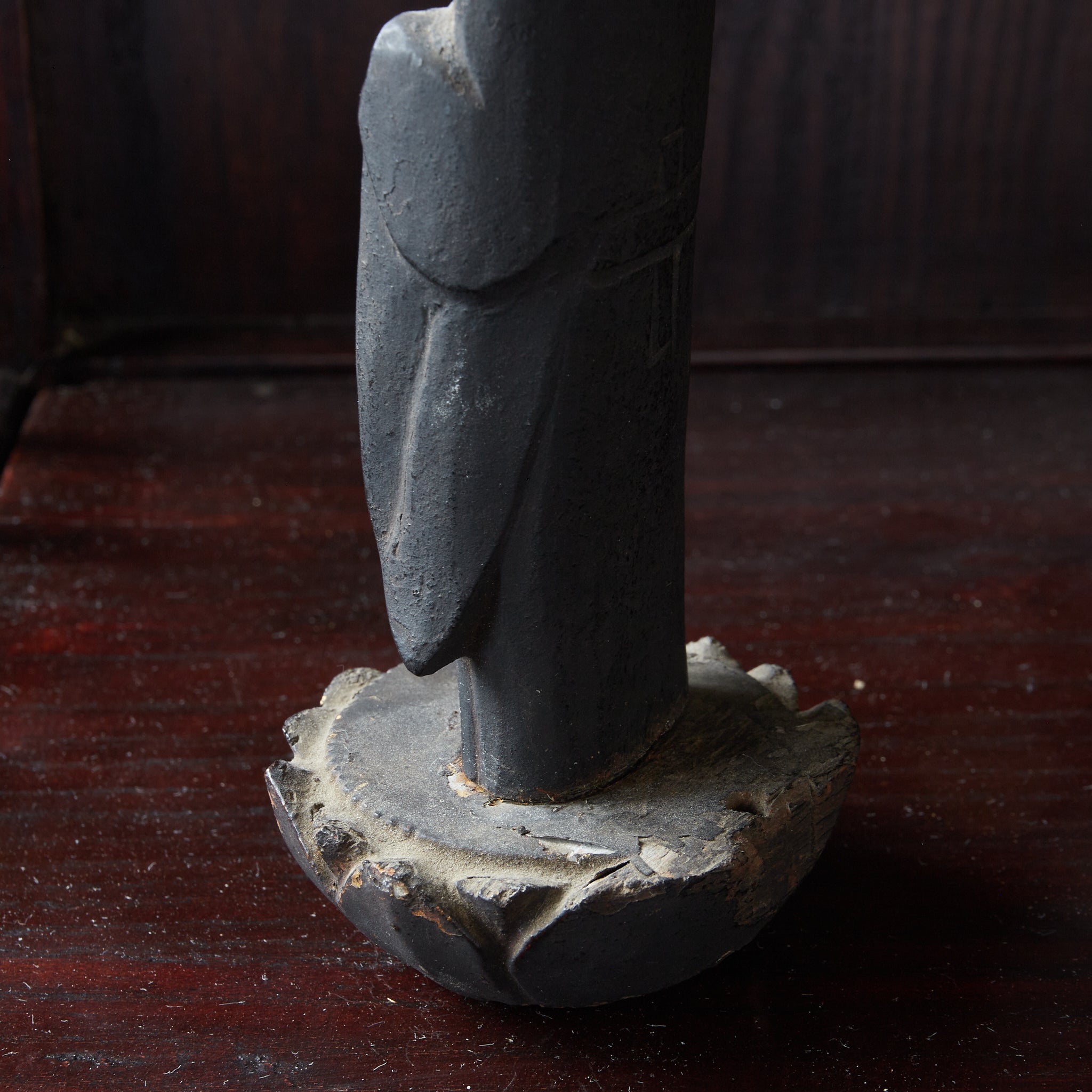 ESTATUA BUDISTA KIRISHITAN CON CRUZ GRABADA, con caja de madera, Período Azuchi-Momoyama–Edo(1573–1867 d. C.)