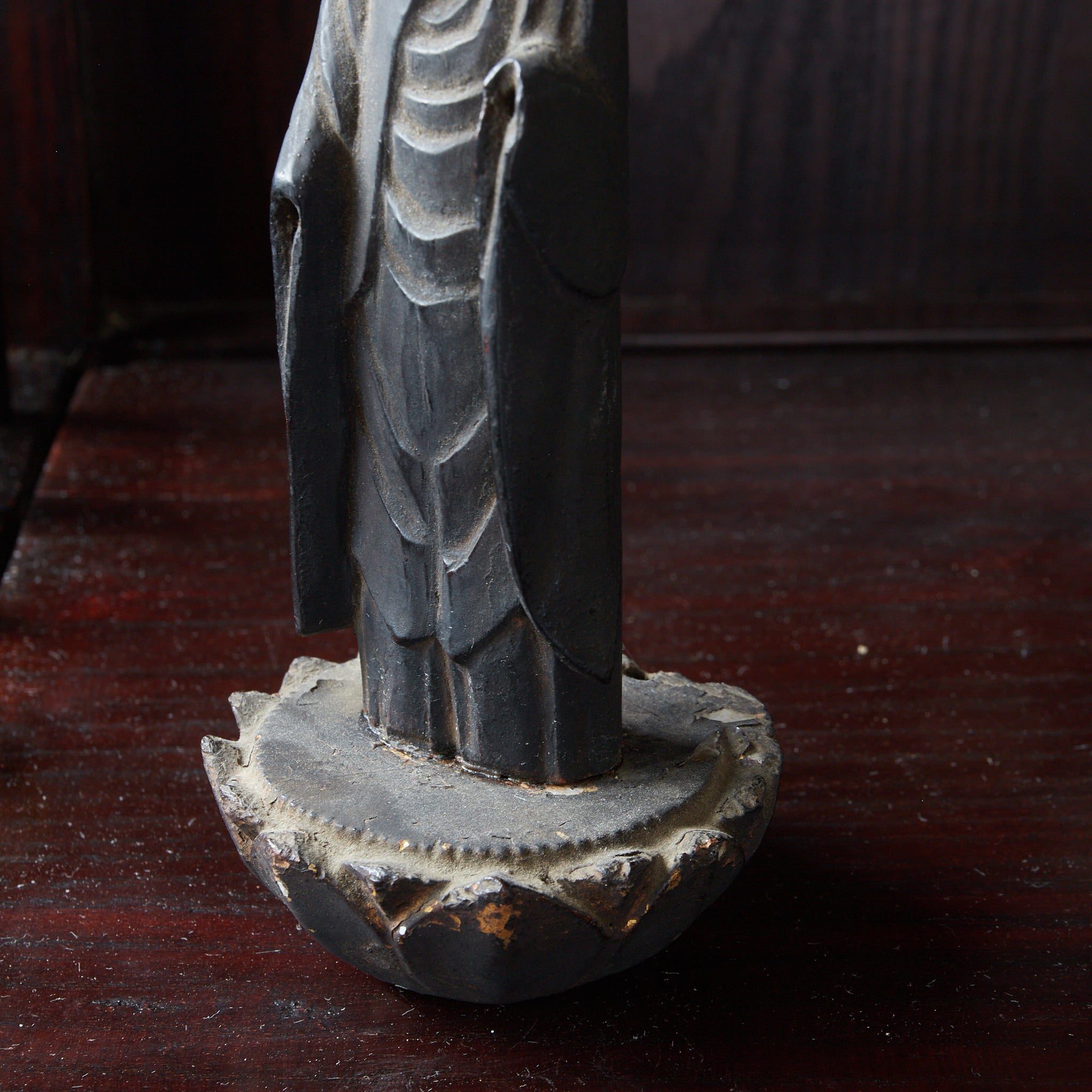 ESTATUA BUDISTA KIRISHITAN CON CRUZ GRABADA, con caja de madera, Período Azuchi-Momoyama–Edo(1573–1867 d. C.)