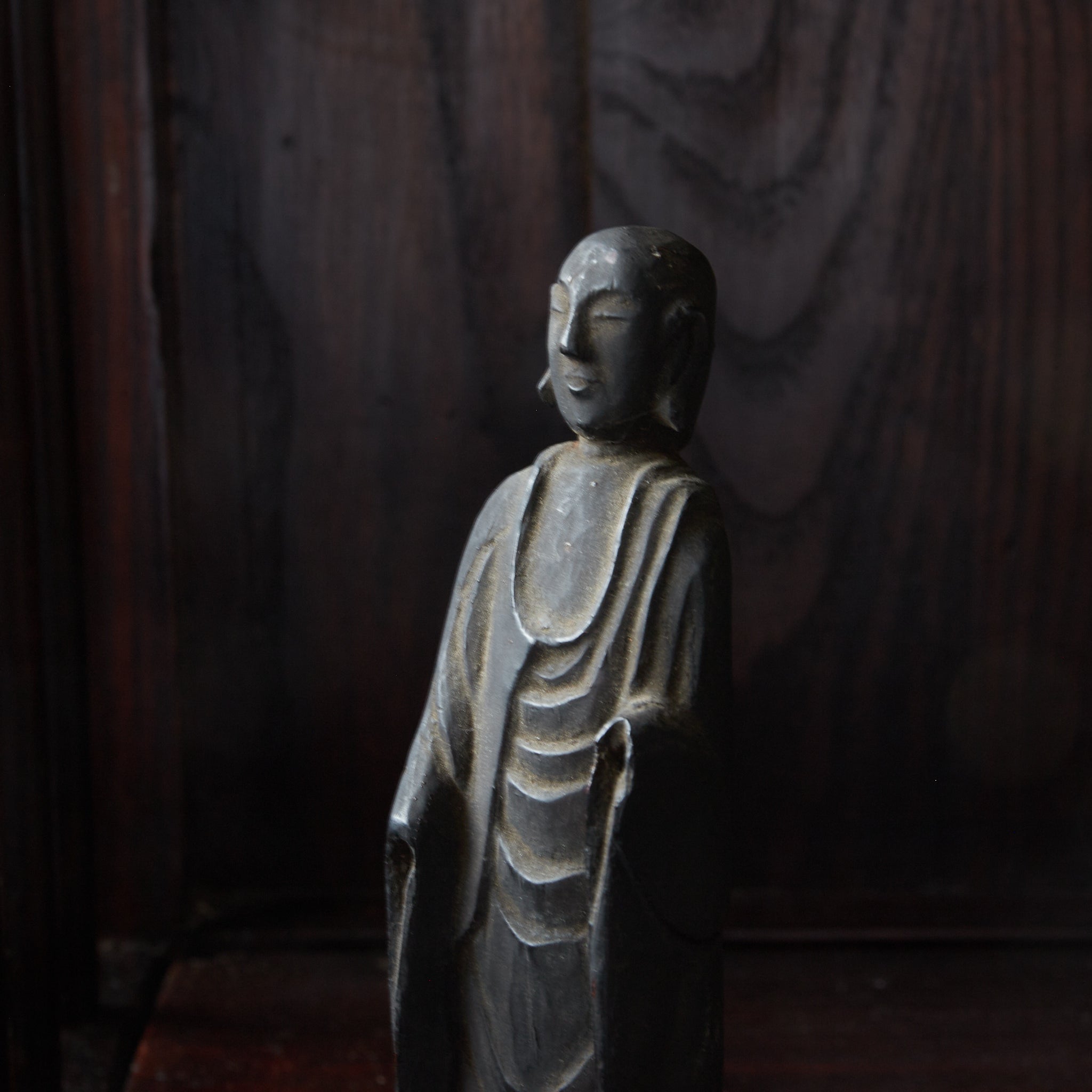 ESTATUA BUDISTA KIRISHITAN CON CRUZ GRABADA, con caja de madera, Período Azuchi-Momoyama–Edo(1573–1867 d. C.)