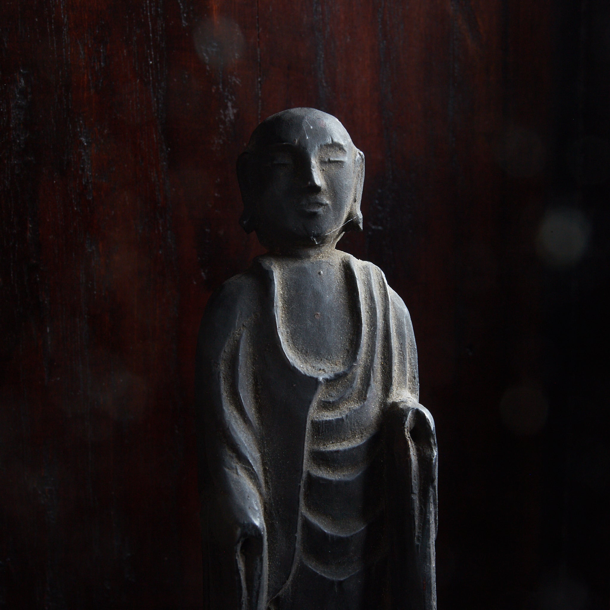ESTATUA BUDISTA KIRISHITAN CON CRUZ GRABADA, con caja de madera, Período Azuchi-Momoyama–Edo(1573–1867 d. C.)