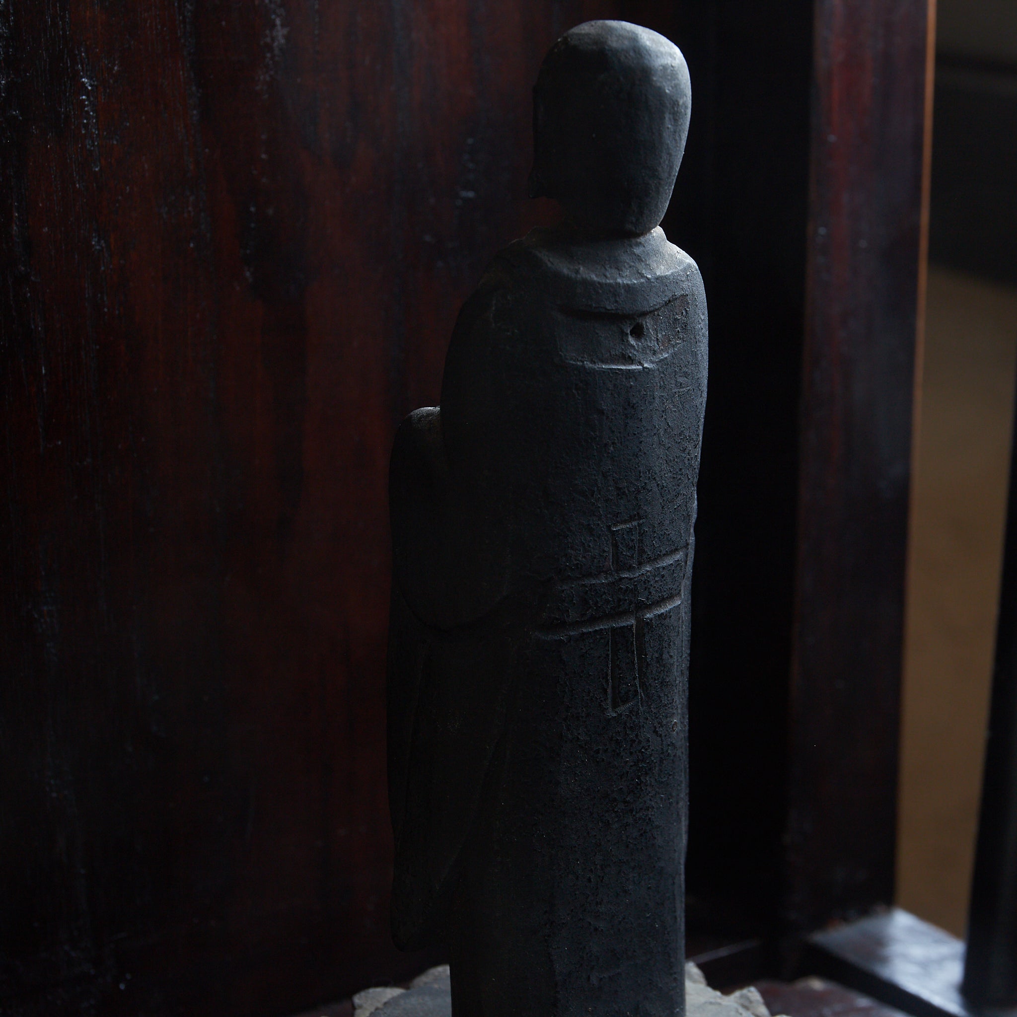 ESTATUA BUDISTA KIRISHITAN CON CRUZ GRABADA, con caja de madera, Período Azuchi-Momoyama–Edo(1573–1867 d. C.)