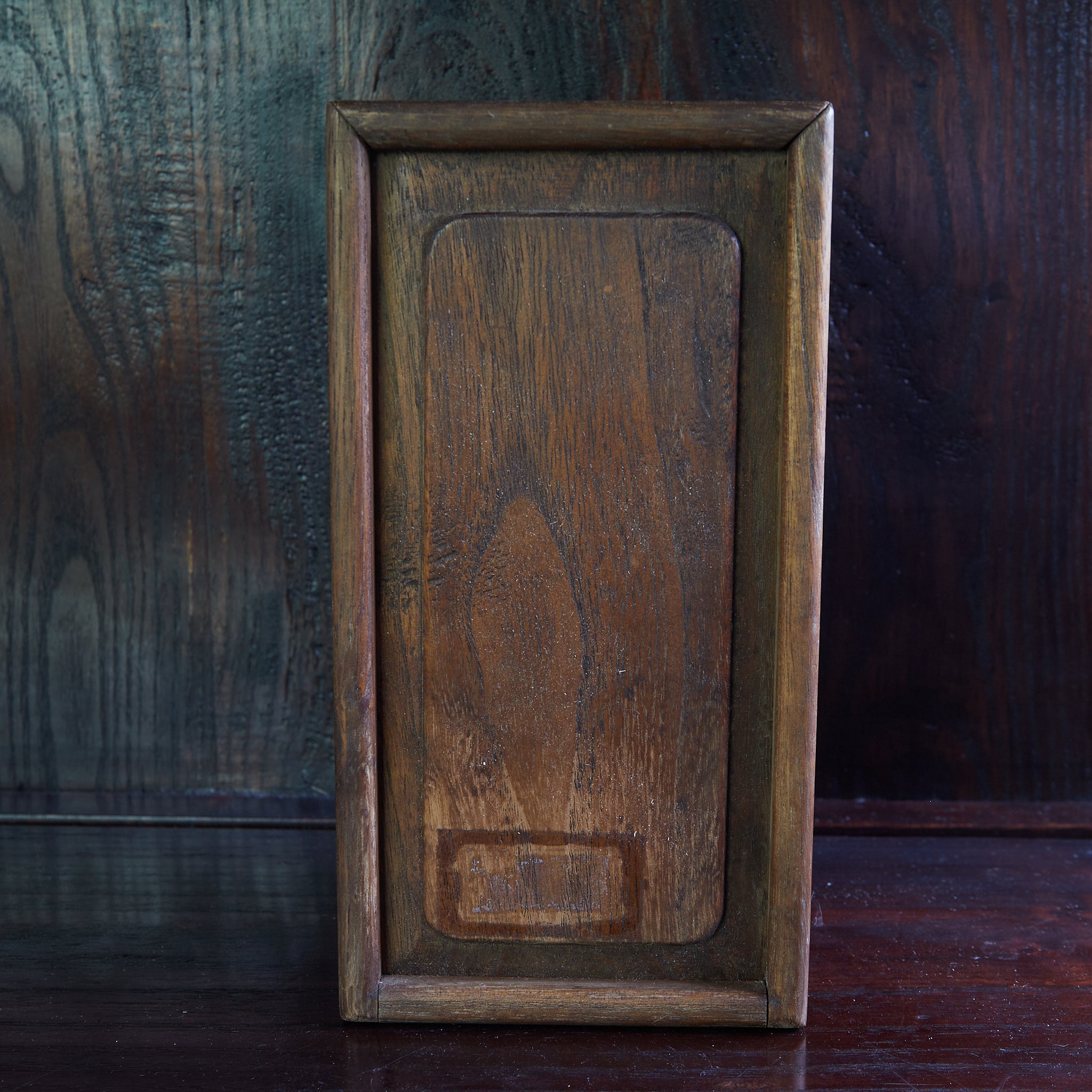 ESTATUA BUDISTA KIRISHITAN CON CRUZ GRABADA, con caja de madera, Período Azuchi-Momoyama–Edo(1573–1867 d. C.)
