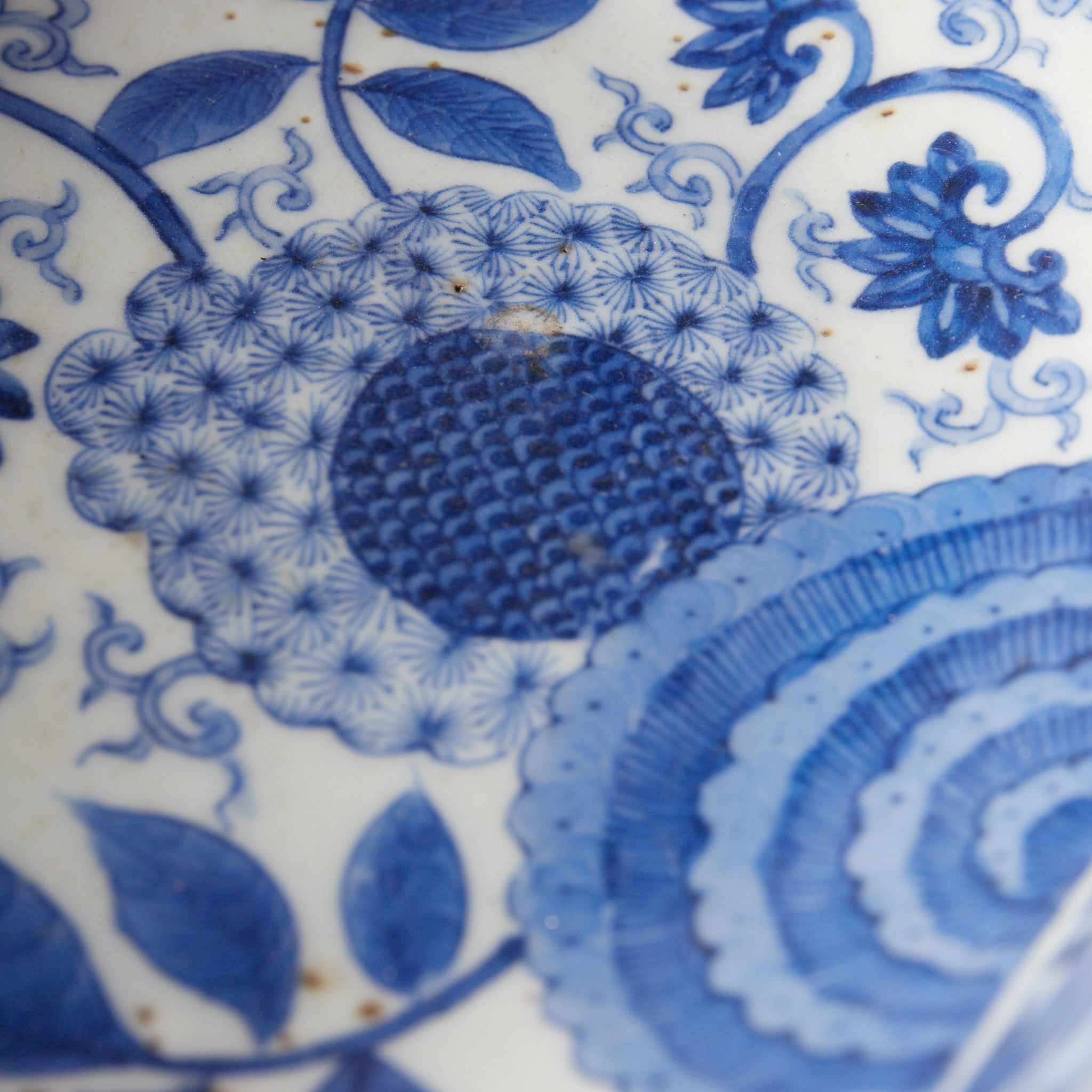 PLATO OCTOGONAL, Cerámica Kotō, con azul bajo cubierta diseño de volutas florales, Período Edo(1603–1867 d. C.)