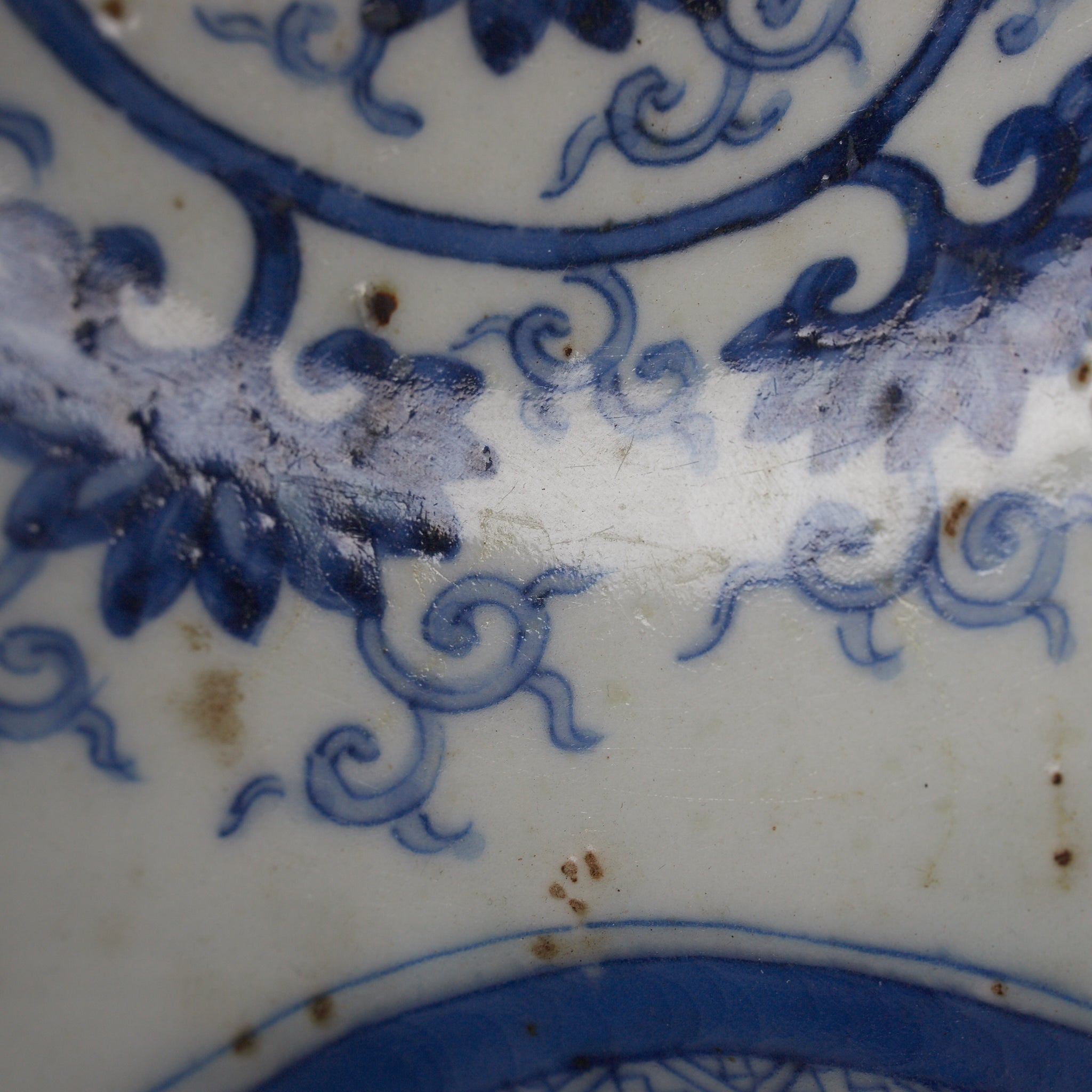 PLATO OCTOGONAL, Cerámica Kotō, con azul bajo cubierta diseño de volutas florales, Período Edo(1603–1867 d. C.)