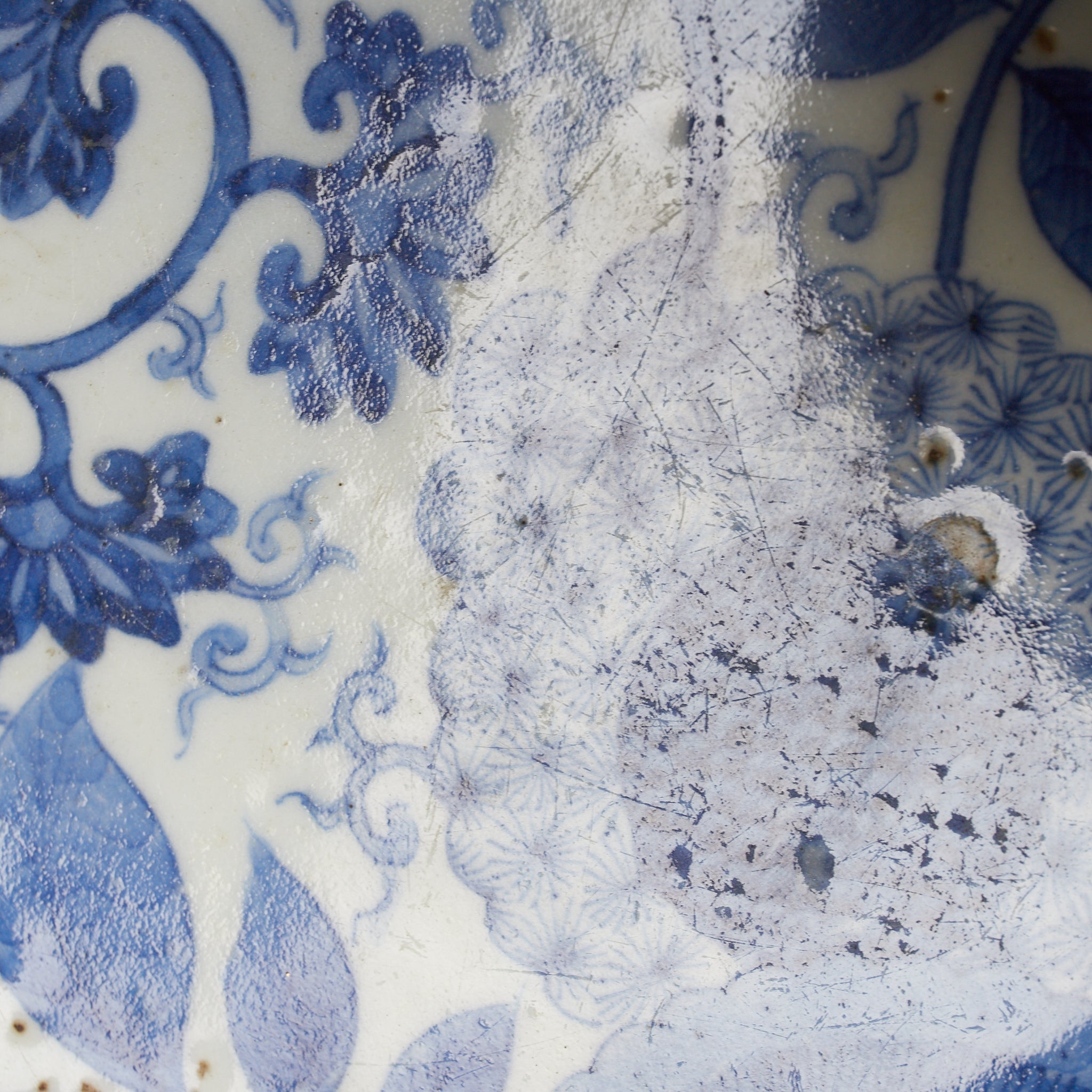 PLATO OCTOGONAL, Cerámica Kotō, con azul bajo cubierta diseño de volutas florales, Período Edo(1603–1867 d. C.)