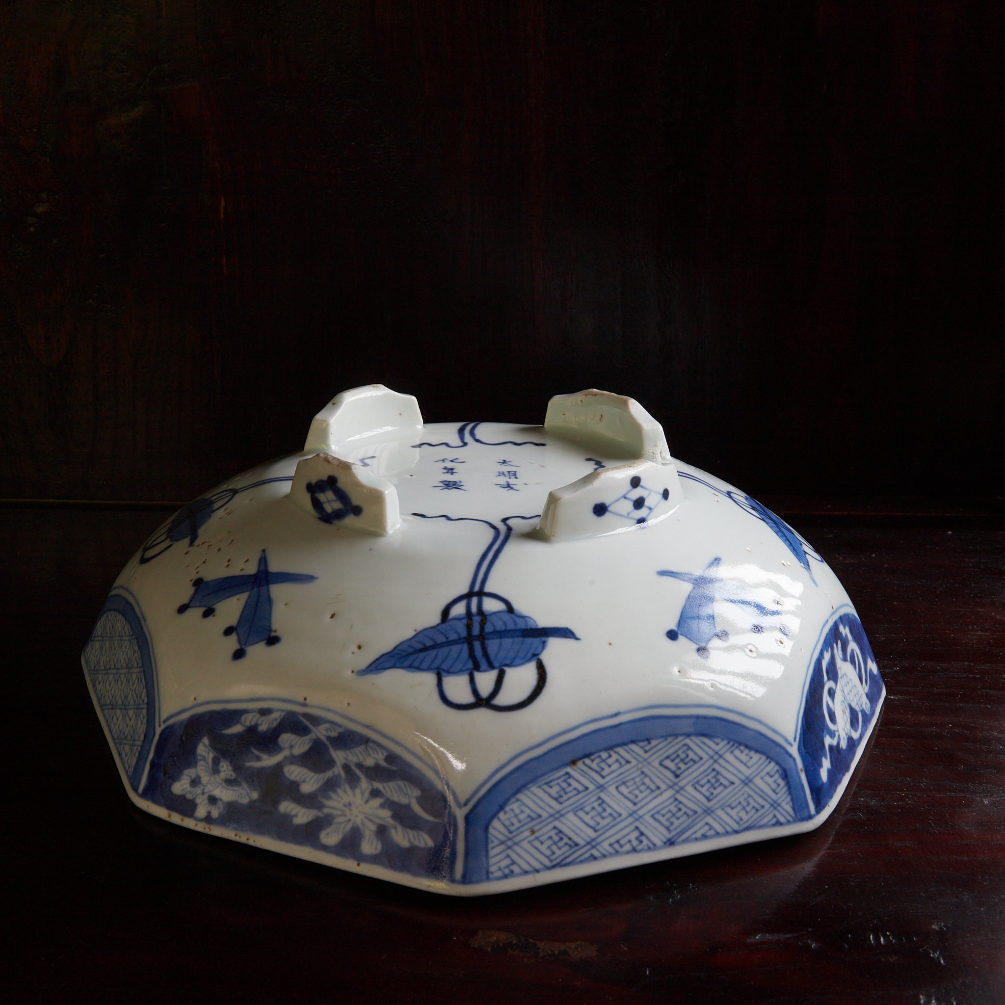 PLATO OCTOGONAL, Cerámica Kotō, con azul bajo cubierta diseño de volutas florales, Período Edo(1603–1867 d. C.)
