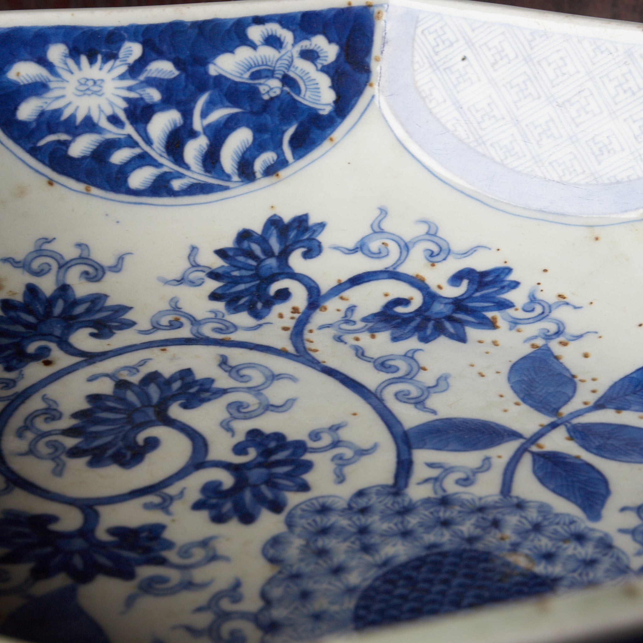 PLATO OCTOGONAL, Cerámica Kotō, con azul bajo cubierta diseño de volutas florales, Período Edo(1603–1867 d. C.)