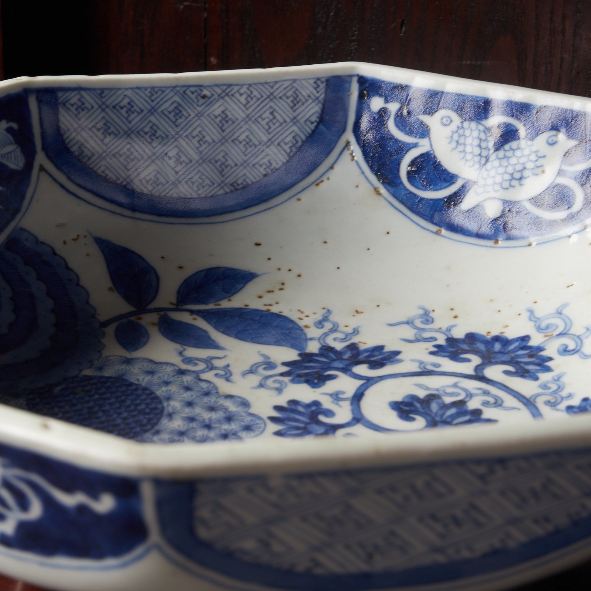 PLATO OCTOGONAL, Cerámica Kotō, con azul bajo cubierta diseño de volutas florales, Período Edo(1603–1867 d. C.)