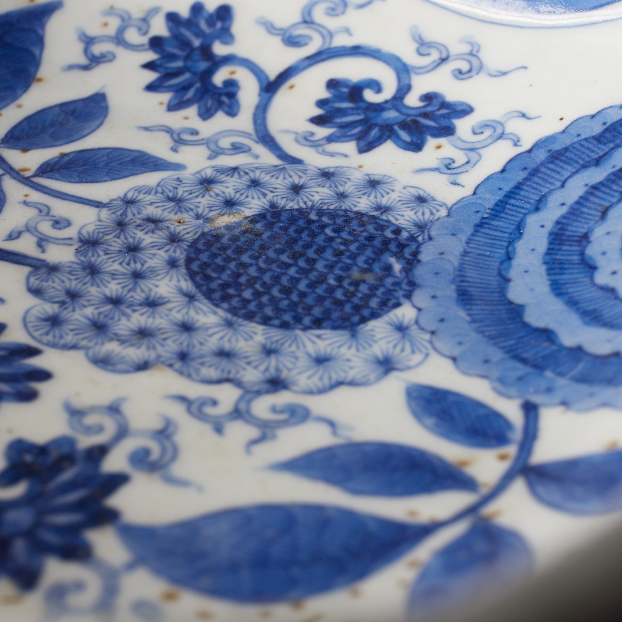 PLATO OCTOGONAL, Cerámica Kotō, con azul bajo cubierta diseño de volutas florales, Período Edo(1603–1867 d. C.)