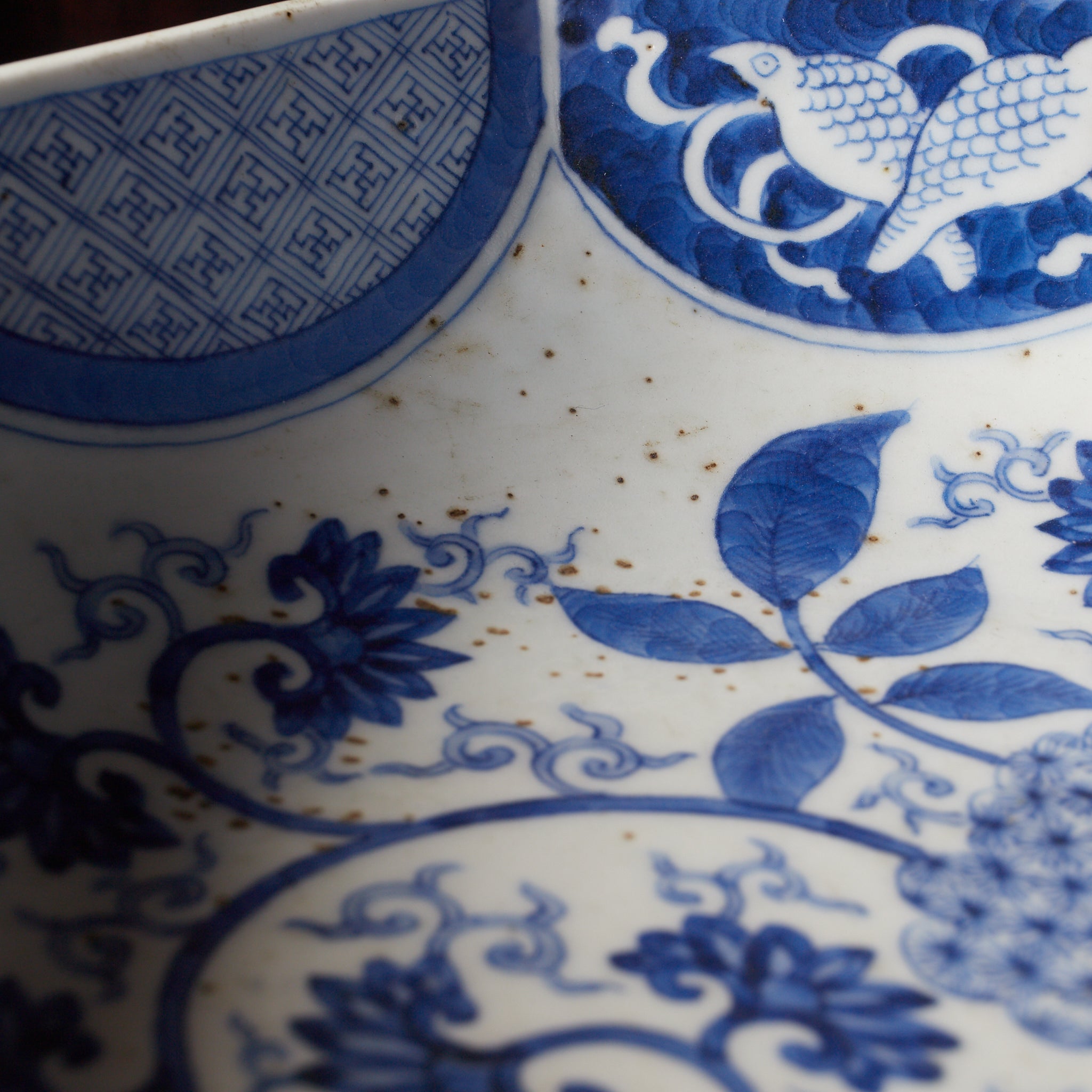 PLATO OCTOGONAL, Cerámica Kotō, con azul bajo cubierta diseño de volutas florales, Período Edo(1603–1867 d. C.)