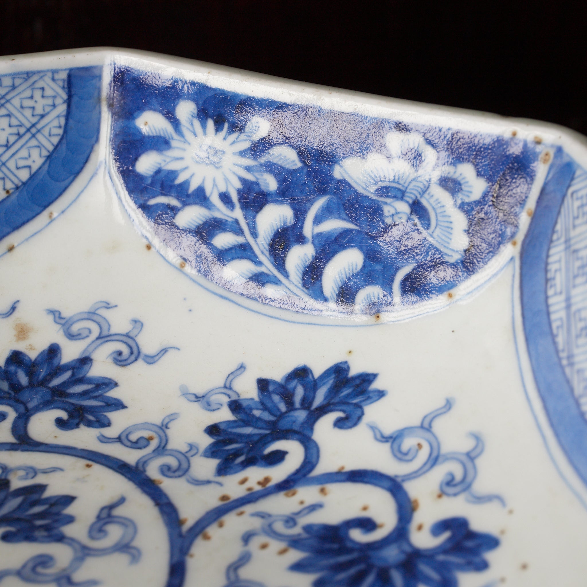 PLATO OCTOGONAL, Cerámica Kotō, con azul bajo cubierta diseño de volutas florales, Período Edo(1603–1867 d. C.)