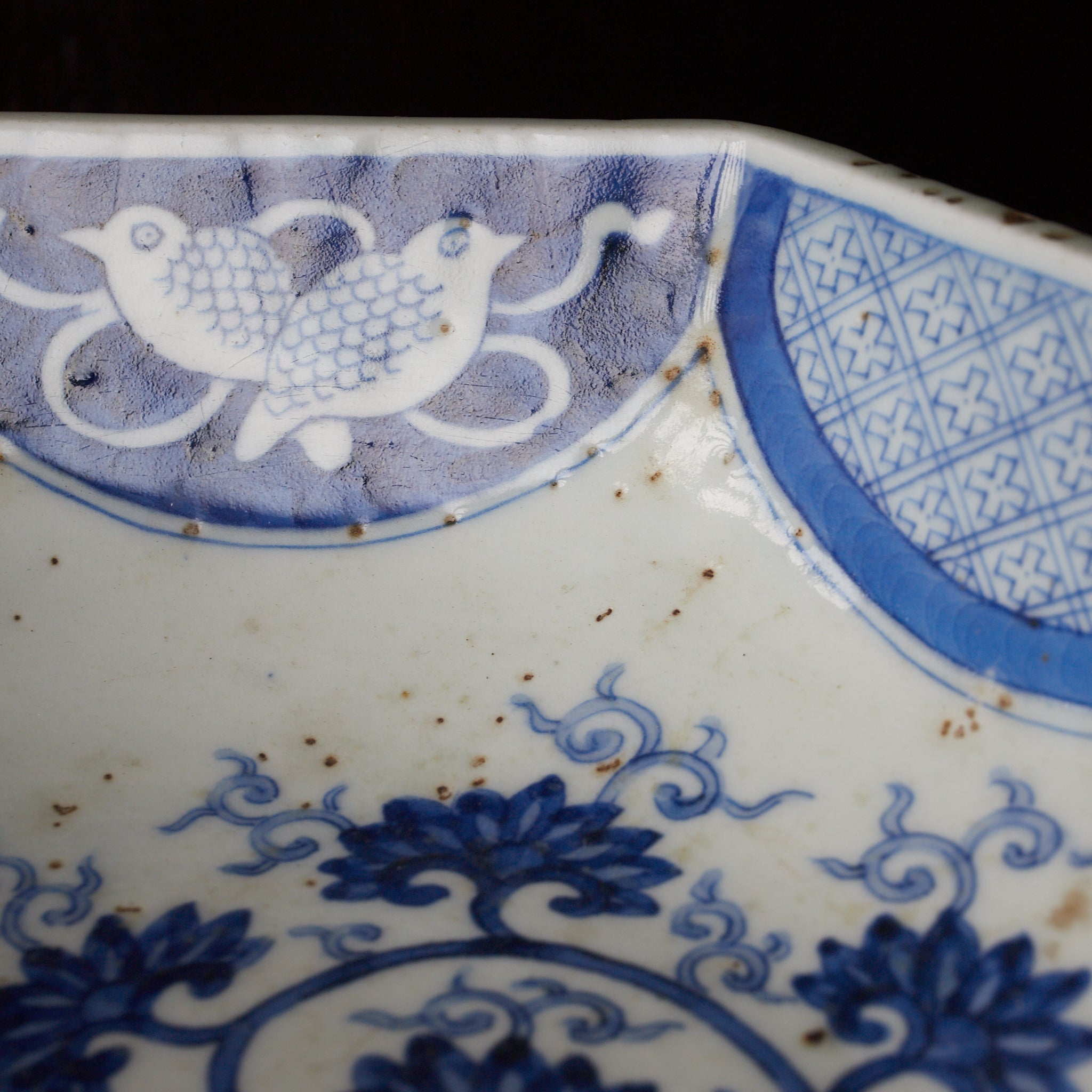 PLATO OCTOGONAL, Cerámica Kotō, con azul bajo cubierta diseño de volutas florales, Período Edo(1603–1867 d. C.)