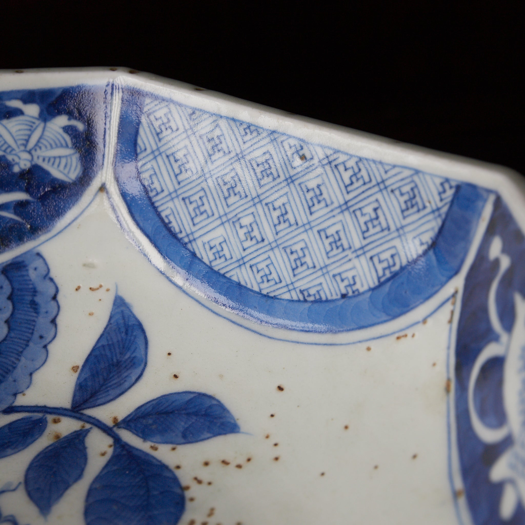 PLATO OCTOGONAL, Cerámica Kotō, con azul bajo cubierta diseño de volutas florales, Período Edo(1603–1867 d. C.)