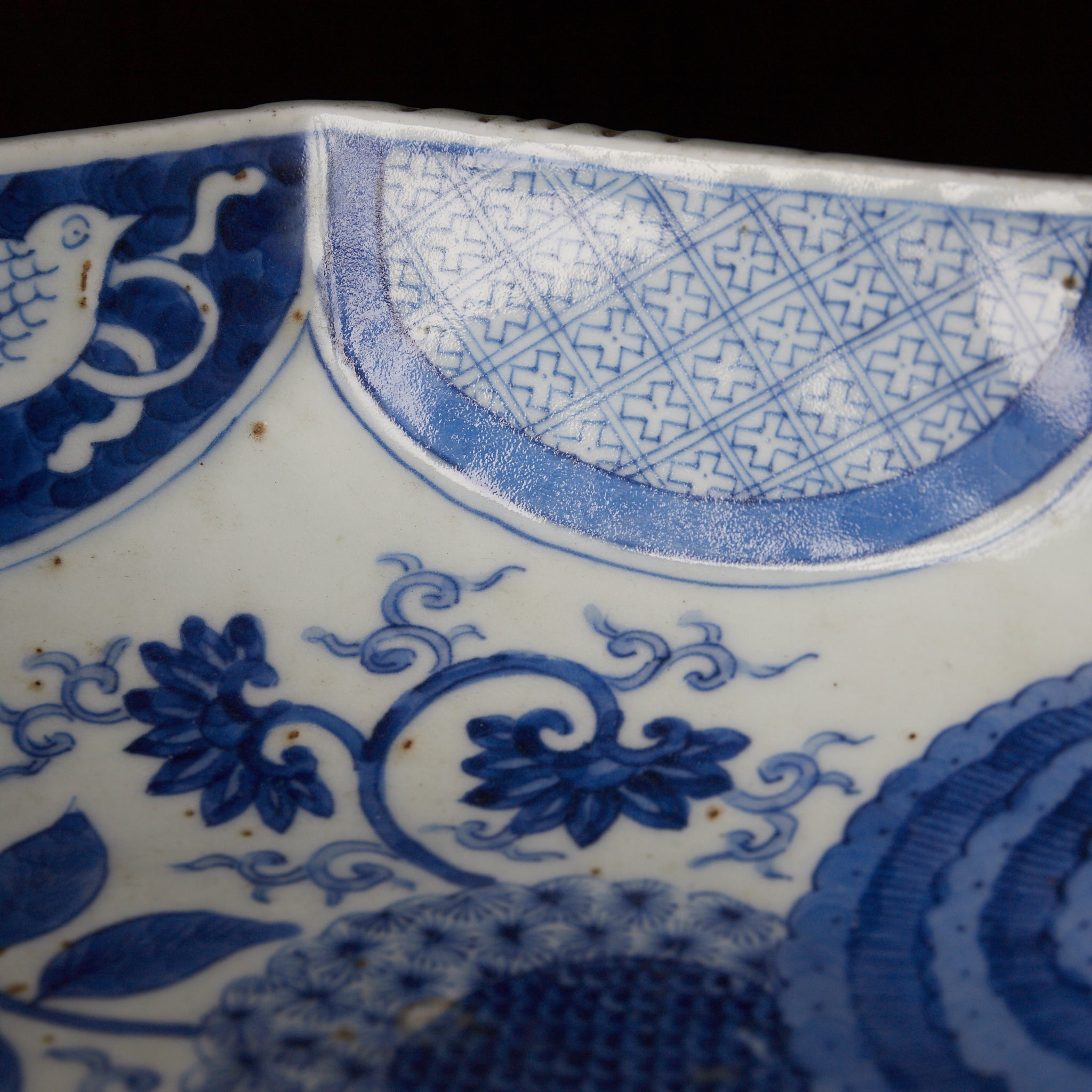 PLATO OCTOGONAL, Cerámica Kotō, con azul bajo cubierta diseño de volutas florales, Período Edo(1603–1867 d. C.)