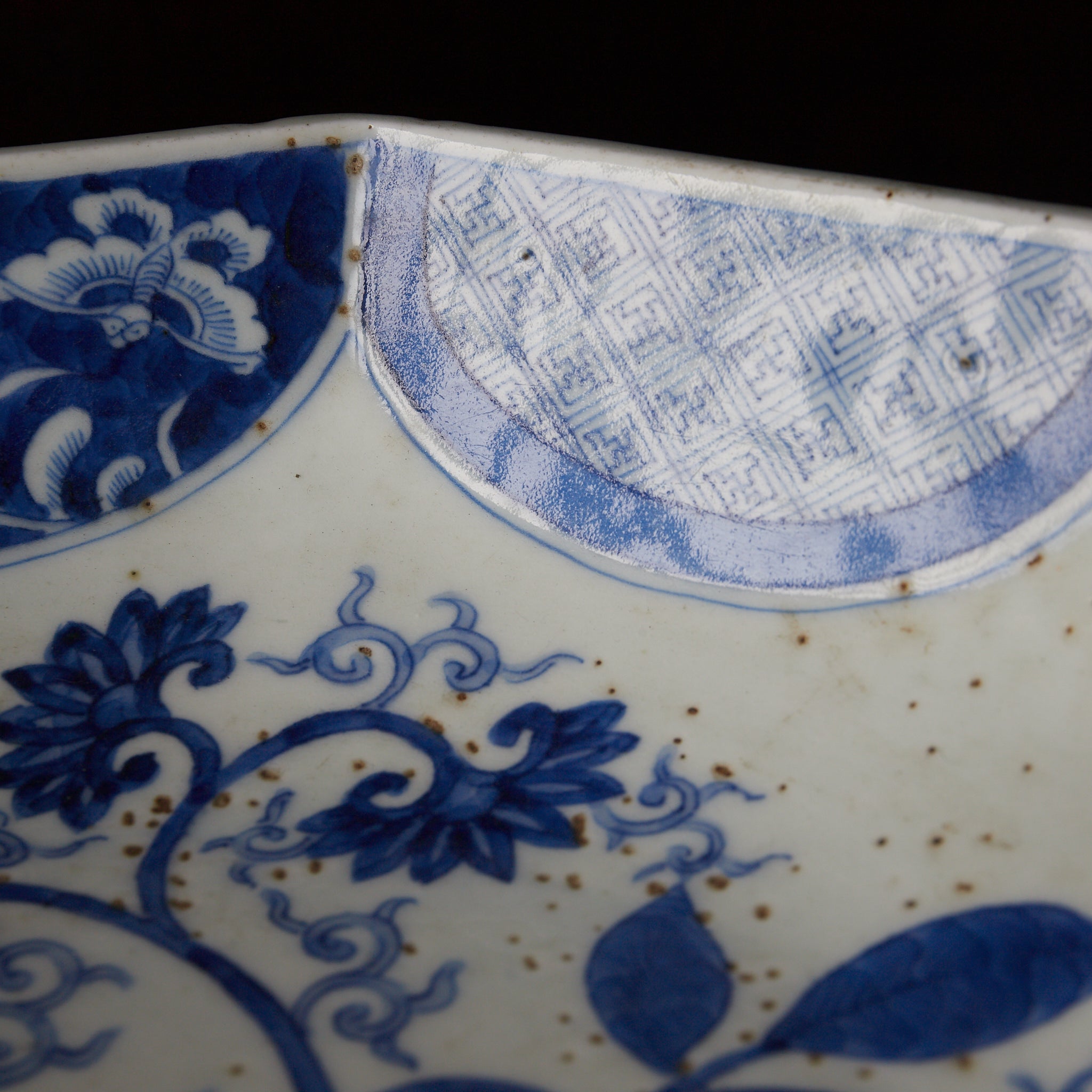 PLATO OCTOGONAL, Cerámica Kotō, con azul bajo cubierta diseño de volutas florales, Período Edo(1603–1867 d. C.)