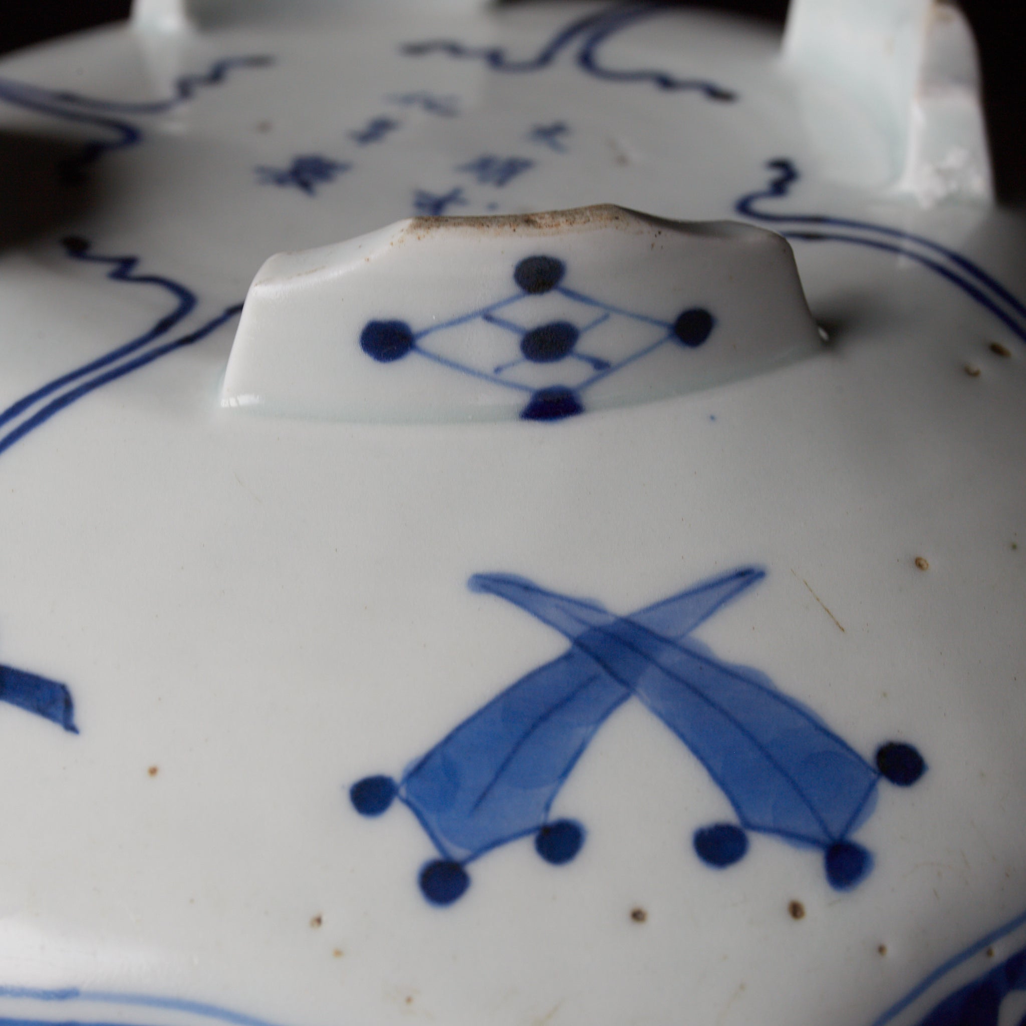 PLATO OCTOGONAL, Cerámica Kotō, con azul bajo cubierta diseño de volutas florales, Período Edo(1603–1867 d. C.)