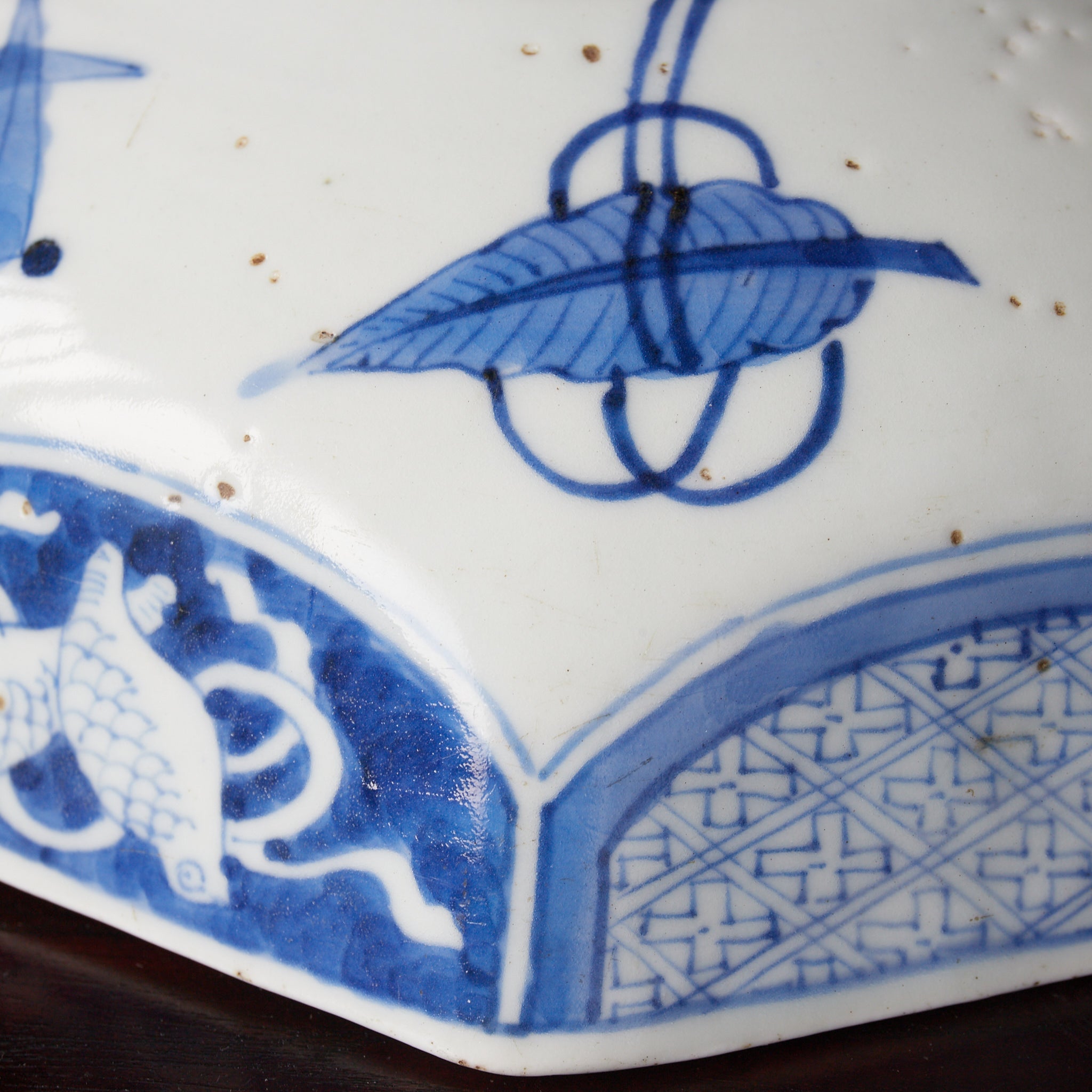 PLATO OCTOGONAL, Cerámica Kotō, con azul bajo cubierta diseño de volutas florales, Período Edo(1603–1867 d. C.)