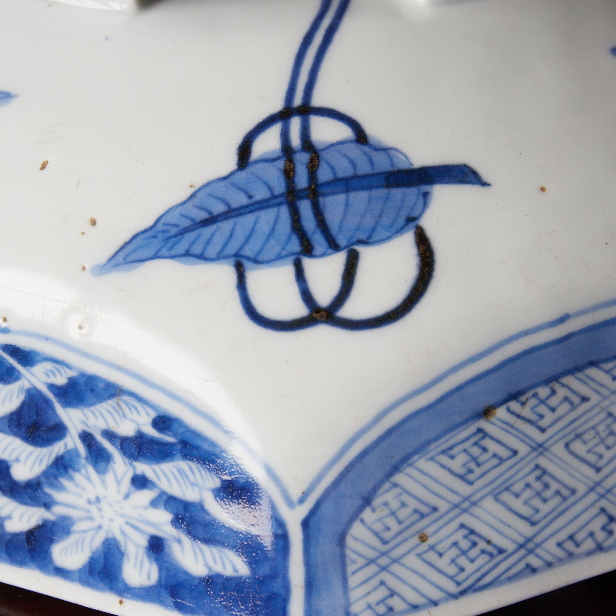 PLATO OCTOGONAL, Cerámica Kotō, con azul bajo cubierta diseño de volutas florales, Período Edo(1603–1867 d. C.)