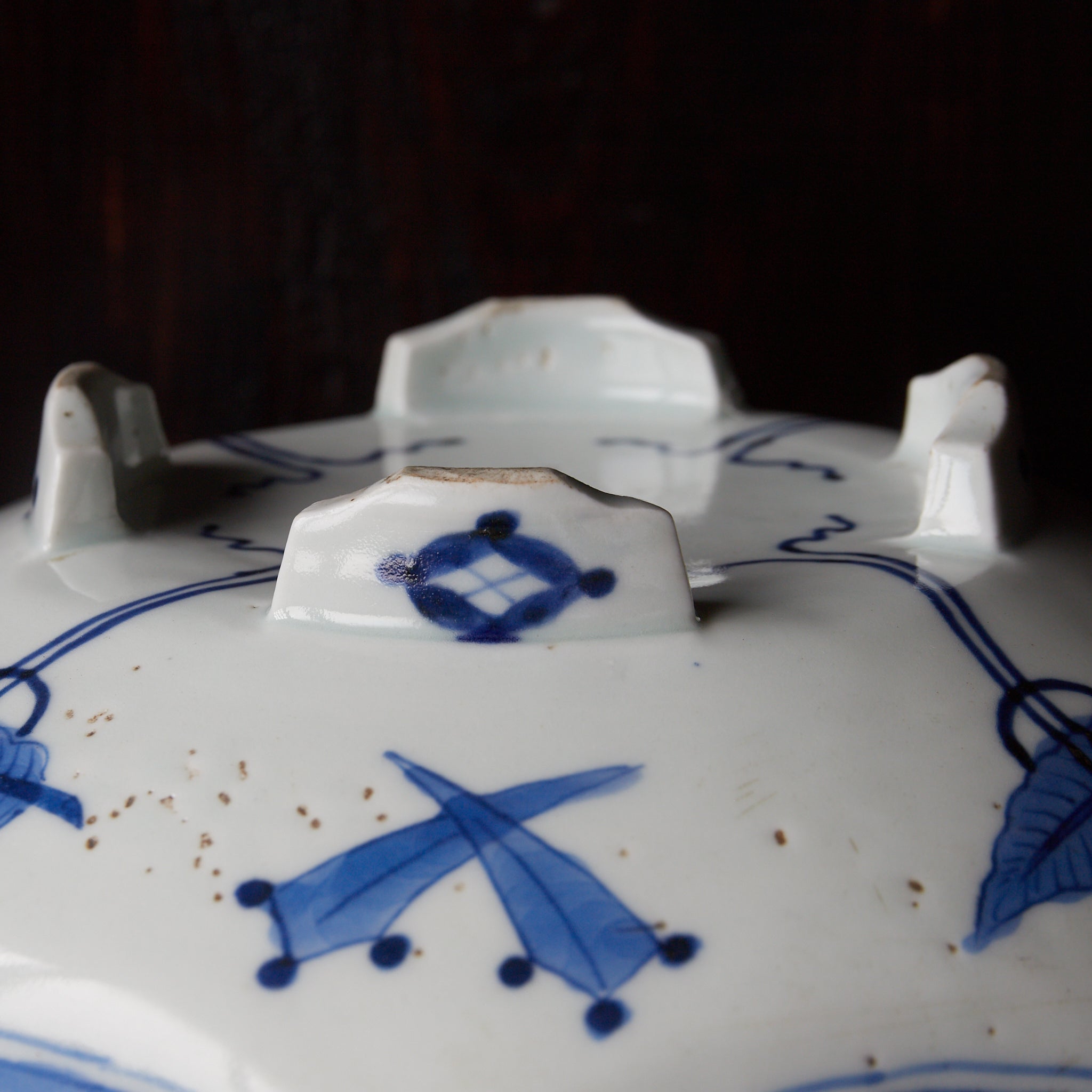 PLATO OCTOGONAL, Cerámica Kotō, con azul bajo cubierta diseño de volutas florales, Período Edo(1603–1867 d. C.)